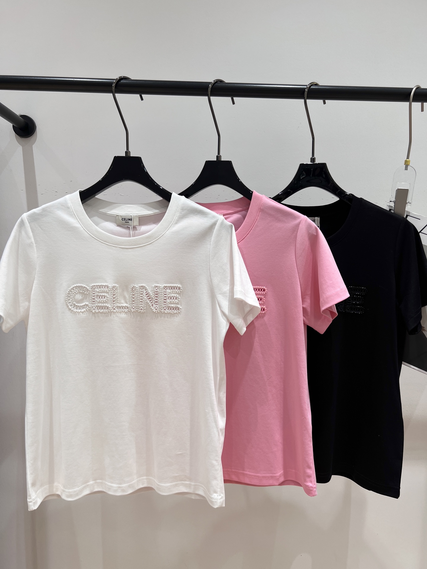 NO:309419,——Celin*——A new T-shirt in early spring, adopts heavy-duty embroidery beading technology, full of design sense, simple and elegant upper body, skin-friendly and breathable fabric SML1,,celine,tees, t-shirt,alexander wang19860909——Celin*——早春新款T恤,采用重工刺绣钉珠工艺,设计感十足,上身简单大方,面料亲肤透气SML1,,celine,tees，t-shirt,alexander wang,Women's clothing