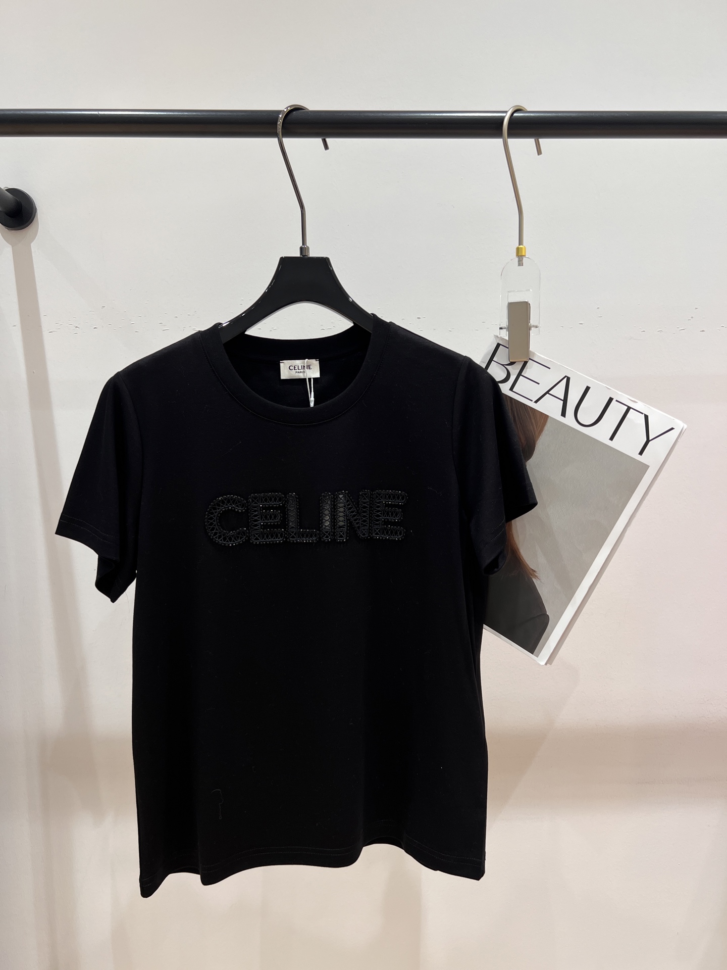 NO:309416,——Celin*——A new T-shirt in early spring, adopts heavy-duty embroidery beading technology, full of design, simple and elegant upper body, skin-friendly and breathable fabric, SML, celine,tees, t-shirt, alexander wang19860909——Celin*——早春新款T恤,采用重工刺绣钉珠工艺,设计感十足,上身简单大方,面料亲肤透气SML,,celine,tees，t-shirt,alexander wang,Women's clothing
