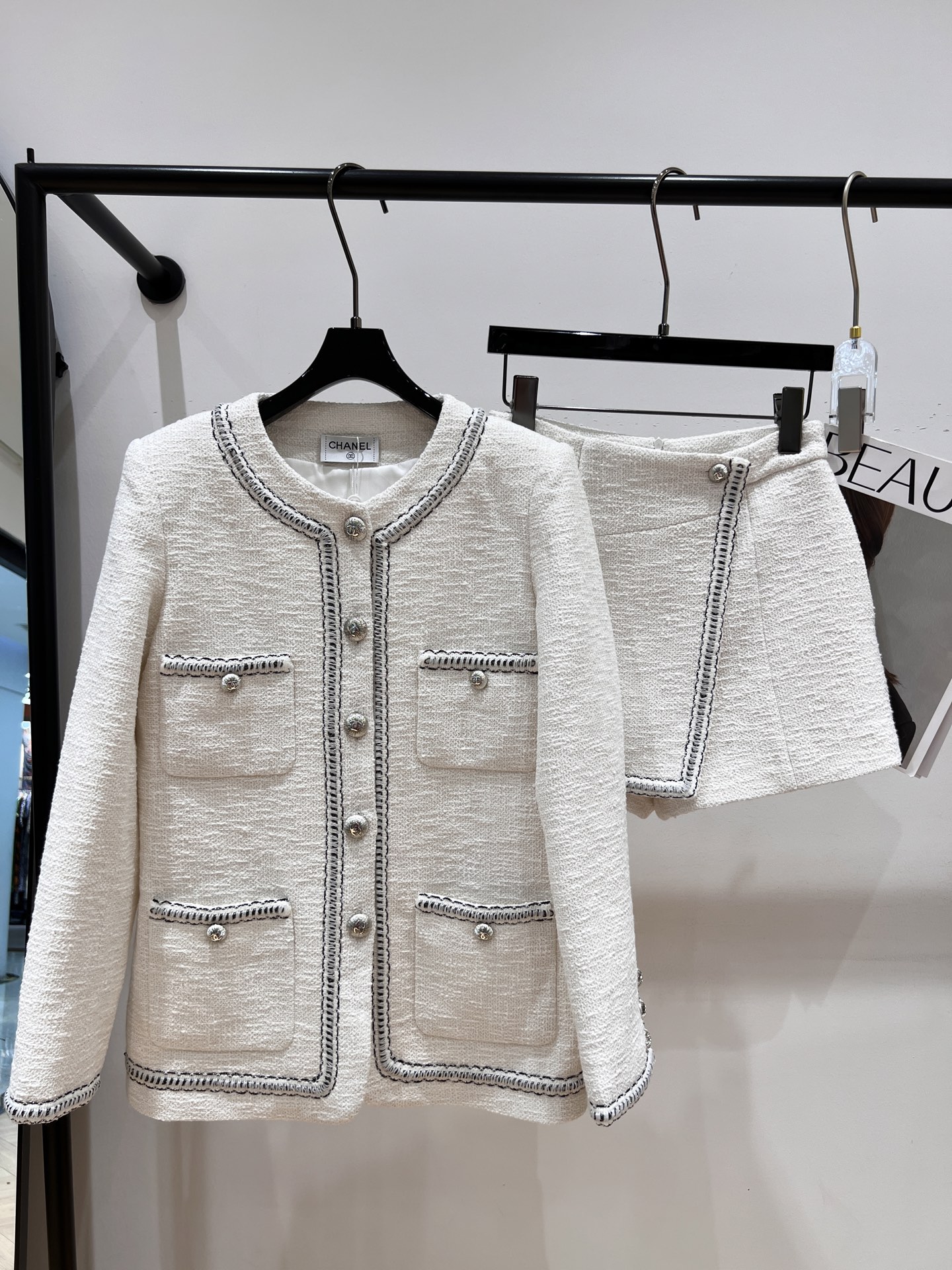 NO:309410,Jacket and skirt - Chane* - New early spring small fragrance style suit, exclusive and customized, top with skirt, separate, the style is crisp and stylish, the upper body is clean and generous SML, chanel, skirts, jackets & coats, alexander wang19860909外套裤裙—Chane*——早春新款小香风套装,独家独家开版定制,上衣搭配裤裙,分开拿,版型挺括有型,上身干净又大方SML,,chanel,skirts,jackets & coats,alexander wang,Women's clothing