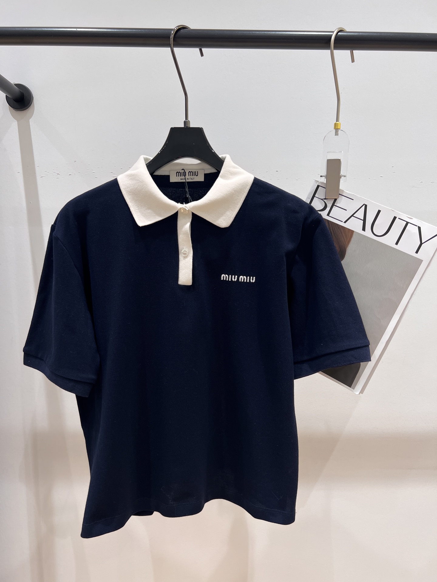 NO:309931,——MIUMI*——2025 early spring new contrast top, college style, on sale on the official website, super light-aged SM on the upper body, miumiu, alexander wang19860909——MIUMI*——2025早春新款撞色上衣,学院风,官网在售,上身超级轻龄SM,,miumiu,alexander wang,Women's clothing