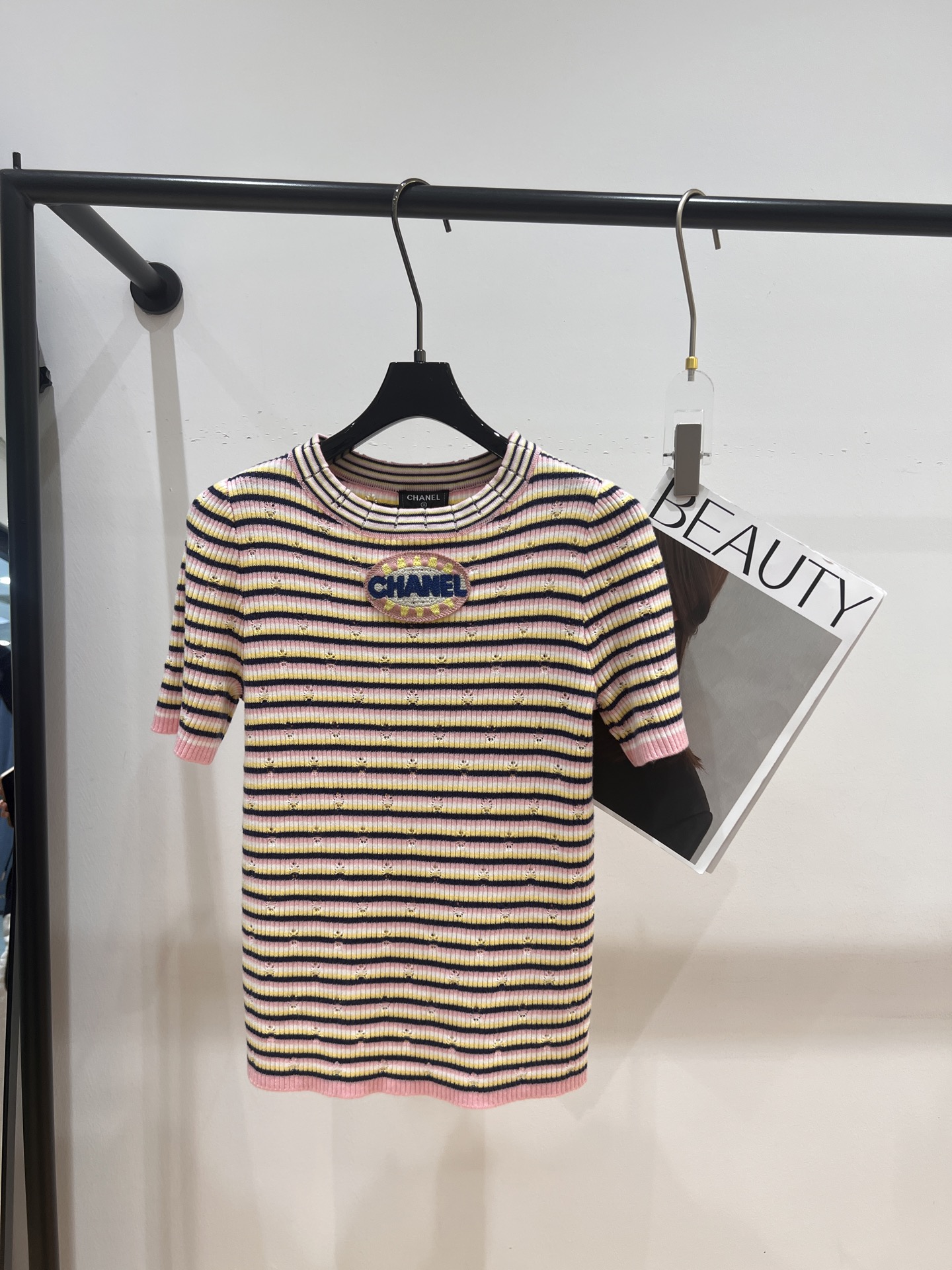 NO:311936,——Chane*——The latest series of tops in early spring!  Colorful stripes, the breath of early spring is coming, it is time to add a touch of color to your wardrobe!  It's really a thousand years old, with a full sense of design. When you wear it, you feel full of vitality and youthfulness. The striped color combination is simply amazing. SML, chanel, alexander wang19860909——Chane*——早春最新系列上衣！彩色条纹,早春的气息扑面而来,是时候为你的衣橱添上一抹亮色啦！真的是一眼万年,设计感十足,穿在身上感觉整个人都充满了活力与青春的气息～条纹的色彩搭配简直太绝了SML,,chanel,alexander wang,Women's clothing