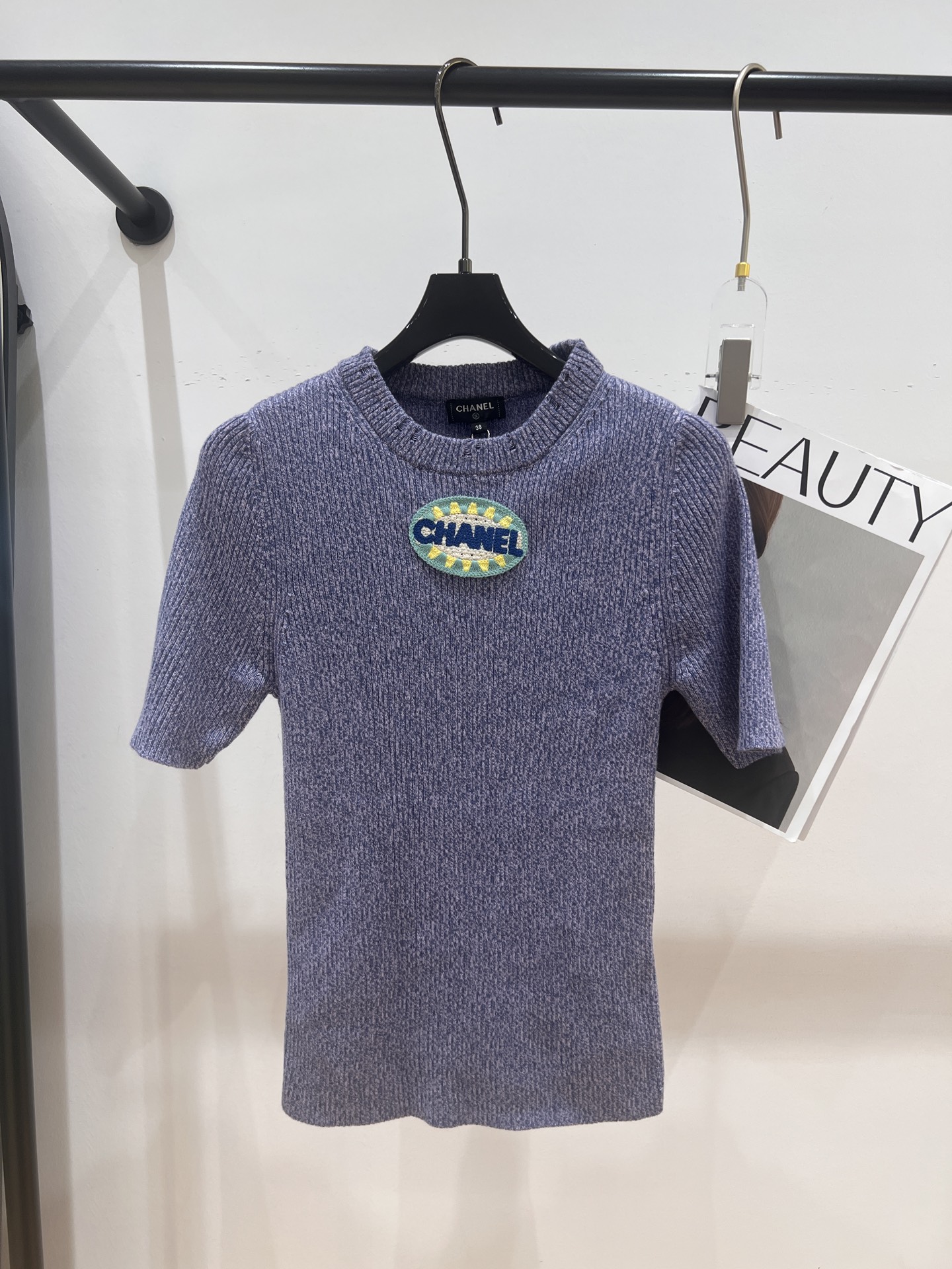 NO:311952,——Chane*——New knitted top in early spring, series, classic temperament small round neck with classic logo badge, super elastic fabric, slim fit, temperament woman SML, chanel, alexander wang19860909——Chane*——早春新款针织上衣,系列款,经典气质小圆领搭配经典logo胸章,面料弹力超级大,版型修身,气质女人SML,,chanel,alexander wang,Women's clothing