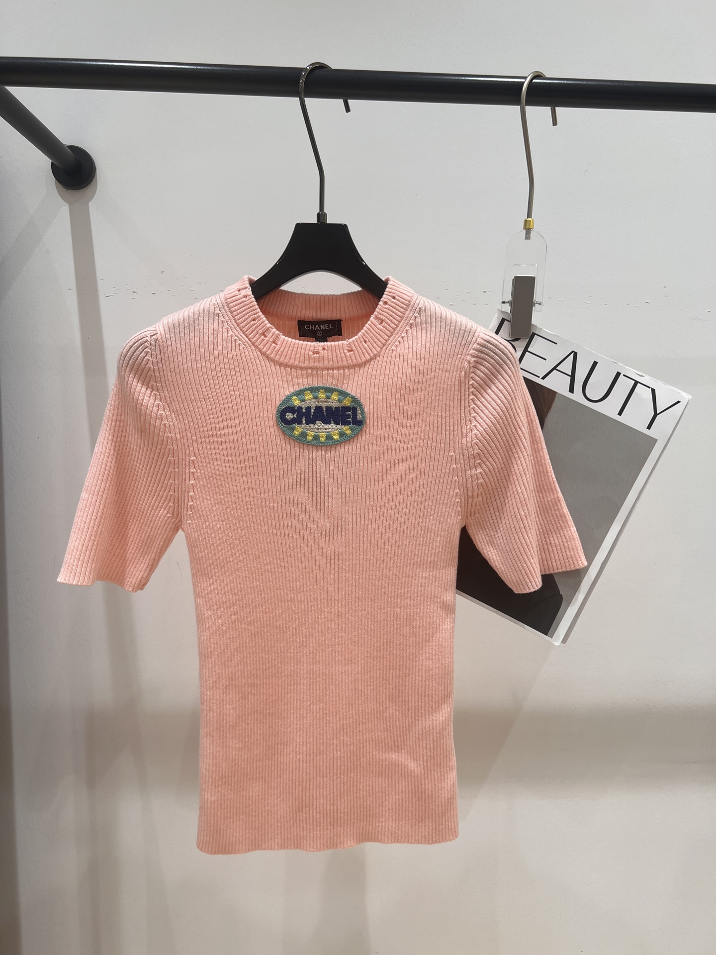 NO:311956,——Chane*——New knitted top in early spring, series, classic temperament small round neck with classic logo badge, super elastic fabric, slim fit, temperament woman SML, chanel, alexander wang19860909——Chane*——早春新款针织上衣,系列款,经典气质小圆领搭配经典logo胸章,面料弹力超级大,版型修身,气质女人SML,,chanel,alexander wang,Women's clothing