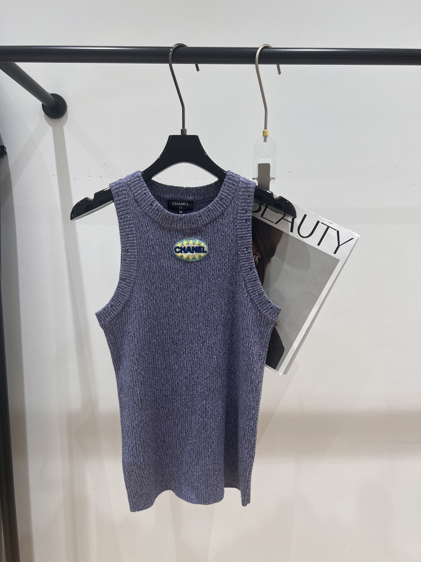 NO:311958,——Chane*——New knitted vest in early spring, series, classic temperament small round neck with classic logo badge, super elastic fabric, slim fit, playful and cute, 2, chanel, alexander wang19860909——Chane*——早春新款针织背心,系列款,经典气质小圆领搭配经典logo胸章,面料弹力超级大,版型修身,俏皮可爱,2,,chanel,alexander wang,Women's clothing