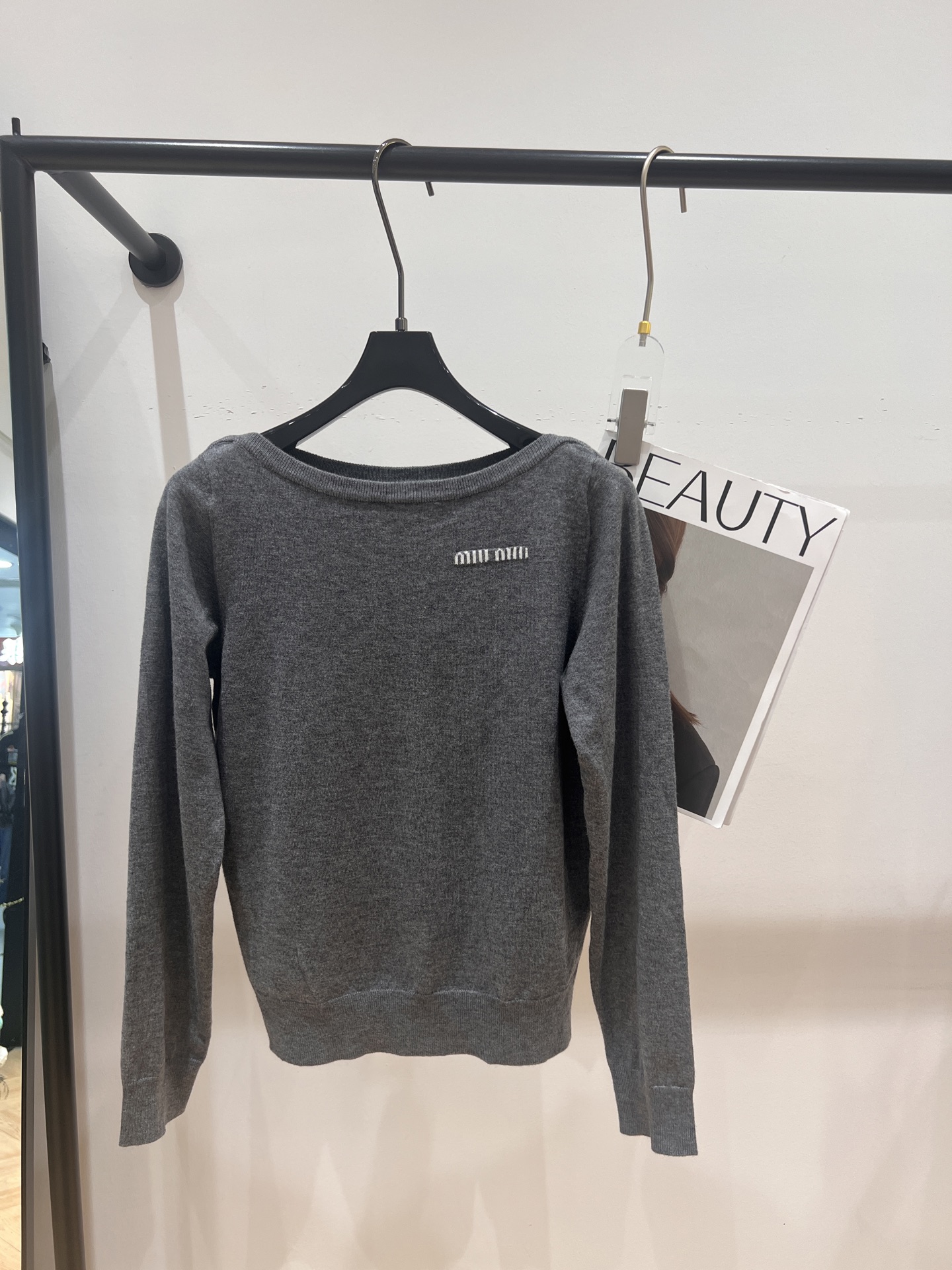 NO:311962,——MIUMI*——2025 early spring new wool top, one-shoulder collar, various ways to wear, on sale on the official website, exquisite ladies must enter SML,, miumiu, alexander wang19860909——MIUMI*——2025早春新款羊毛上衣,一字肩领型,多种穿法,官网在售,精致小姐姐必入SML,,miumiu,alexander wang,Women's clothing