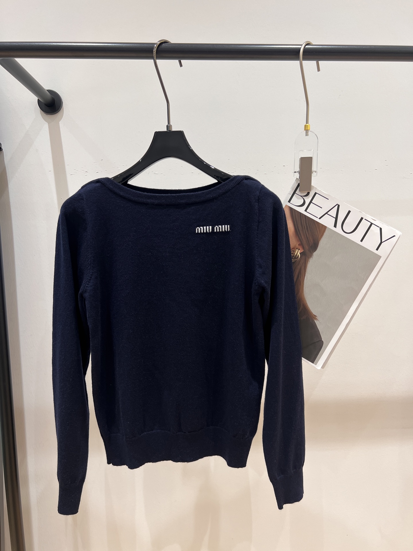 NO:311966,——MIUMI*——2025 early spring new wool top, one-shoulder collar, various ways to wear, on sale on the official website, exquisite ladies must enter SML,, miumiu, alexander wang19860909——MIUMI*——2025早春新款羊毛上衣,一字肩领型,多种穿法,官网在售,精致小姐姐必入SML,,miumiu,alexander wang,Women's clothing