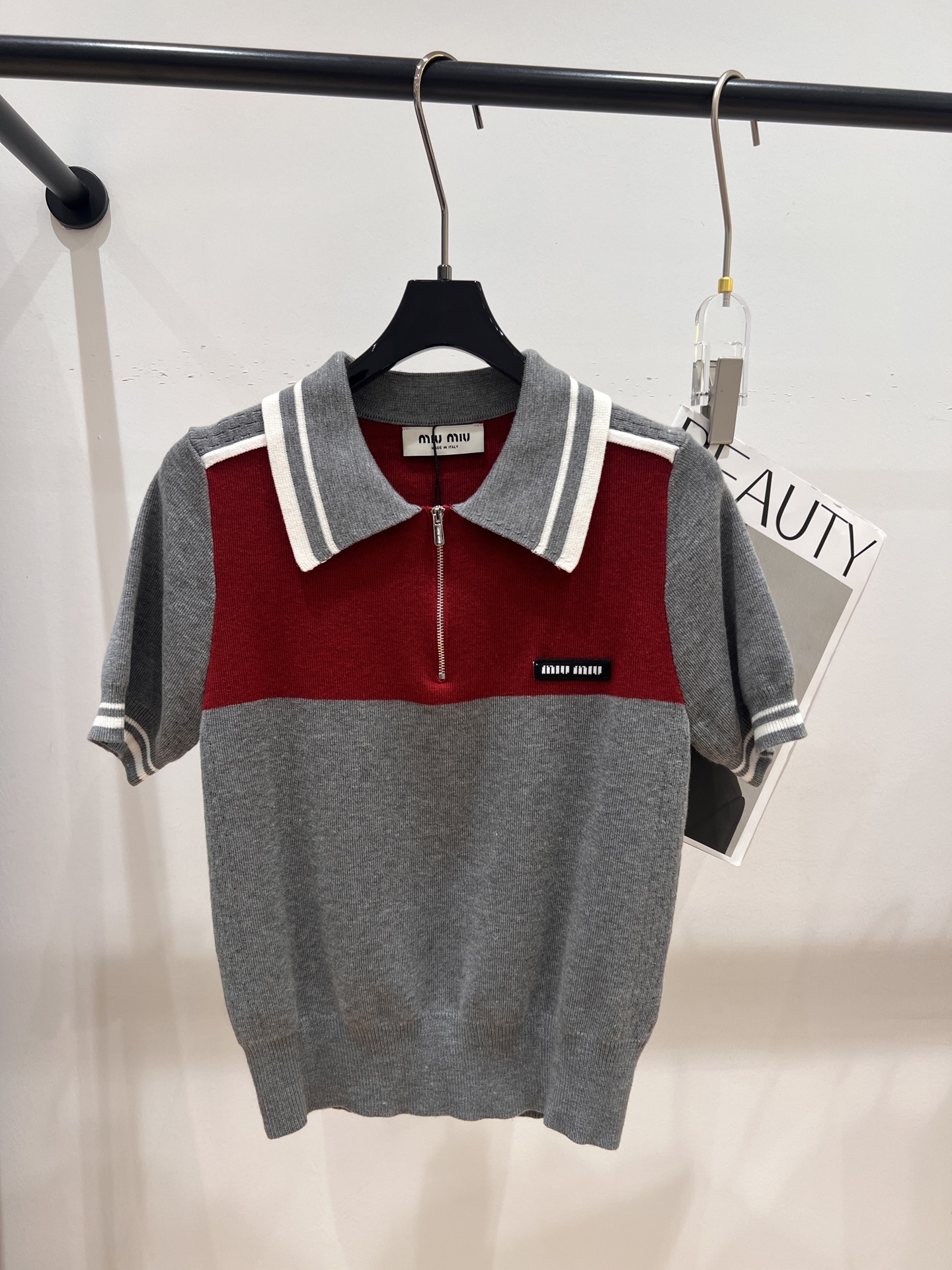 NO:312399,——MIUMI*——A new lapel top in early spring, classic contrasting elements, age-reducing artifact, super vibrant SML with AJ skirt, miumiu, skirts, alexander wang19860909——MIUMI*——早春新款翻领小上衣,经典撞色元素,减龄神器,搭配AJ裙超级显活力SML,,miumiu,skirts,alexander wang,Women's clothing