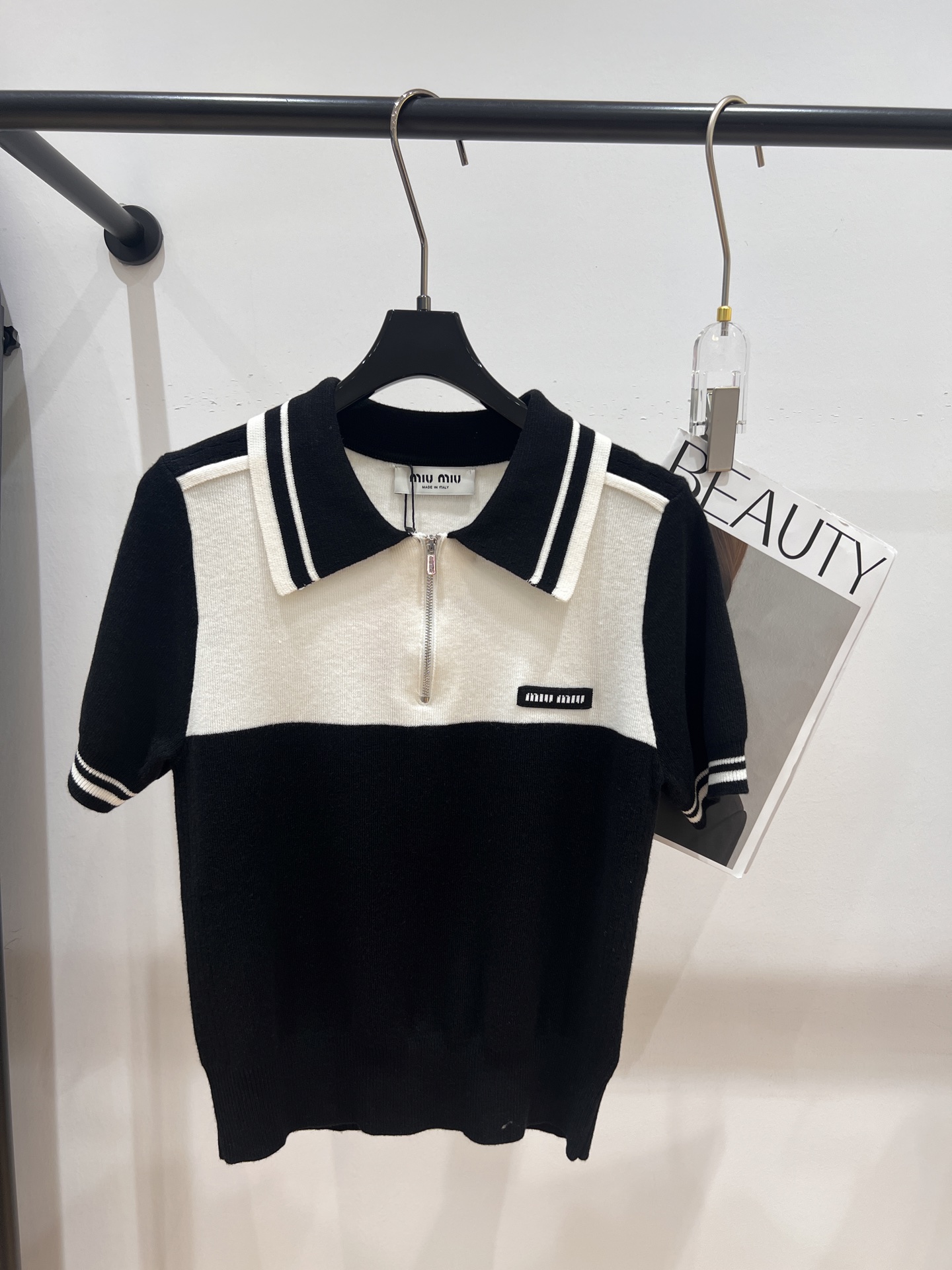 NO:312376,——MIUMI*——A new lapel top in early spring, classic contrasting elements, age-reducing artifact, super vibrant SML with AJ skirt, miumiu, skirts, alexander wang19860909——MIUMI*——早春新款翻领小上衣,经典撞色元素,减龄神器,搭配AJ裙超级显活力SML,,miumiu,skirts,alexander wang,Women's clothing