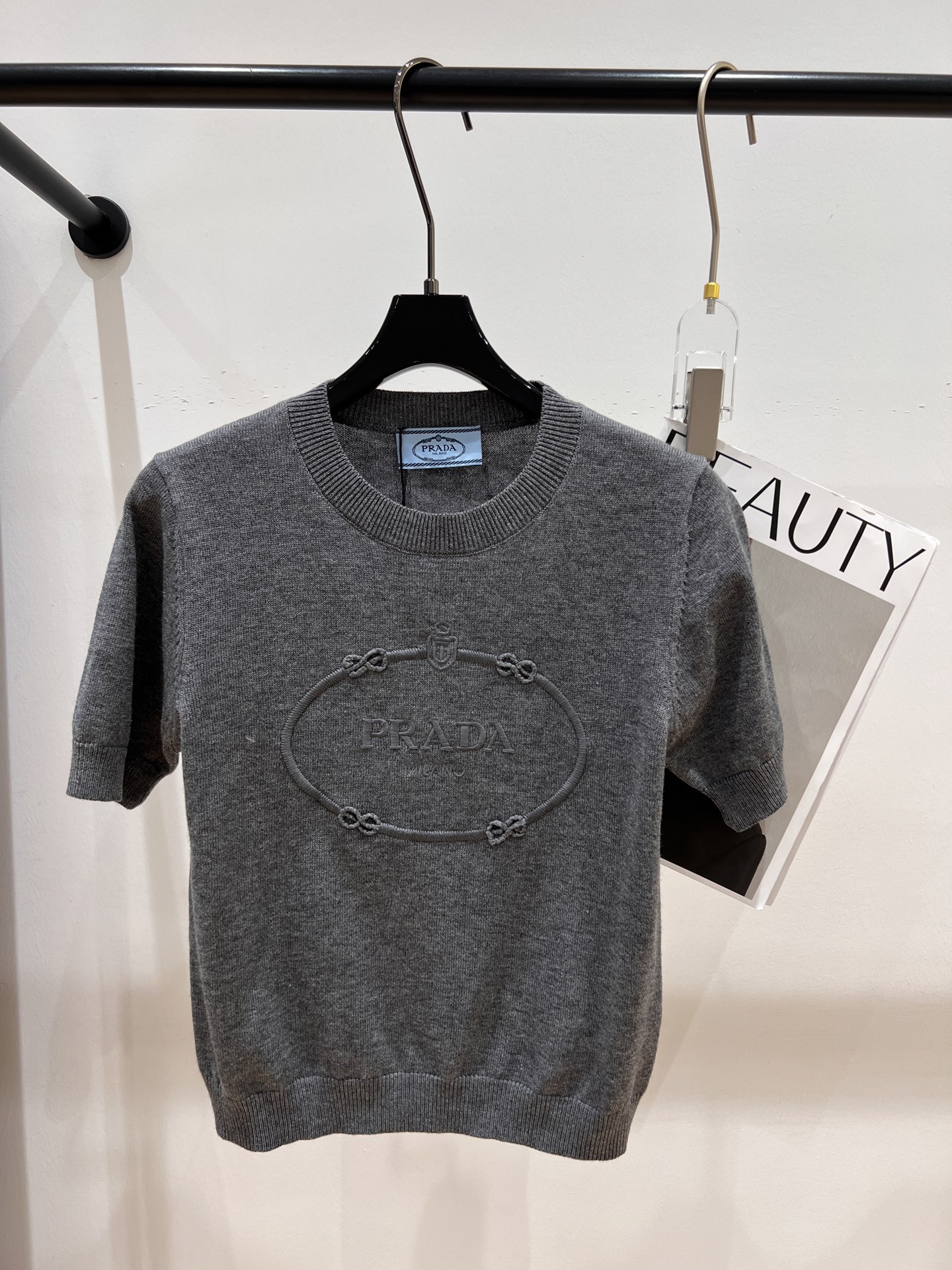 NO:312394,——Prad*——New knitted top in early spring, thin and breathable fabric, soft and skin-friendly upper body, SML, prada, alexander wang19860909——Prad*——早春新款针织上衣,面料轻薄透气,上身柔软亲肤,SML,,prada,alexander wang,Women's clothing