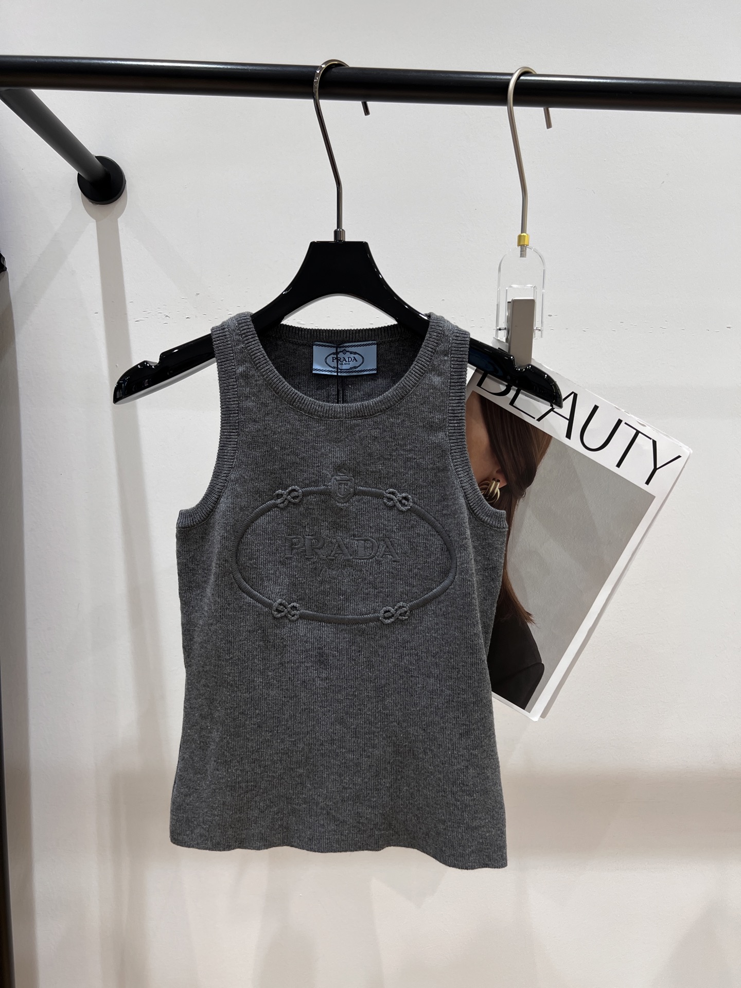 NO:312397,——Prad*——New early spring vest, classic small round neck with three-dimensional embroidered totem, simple and generous SML, prada, alexander wang19860909——Prad*——早春新款背心,经典小圆领搭配立体刺绣图腾,简约又大方SML,,prada,alexander wang,Women's clothing