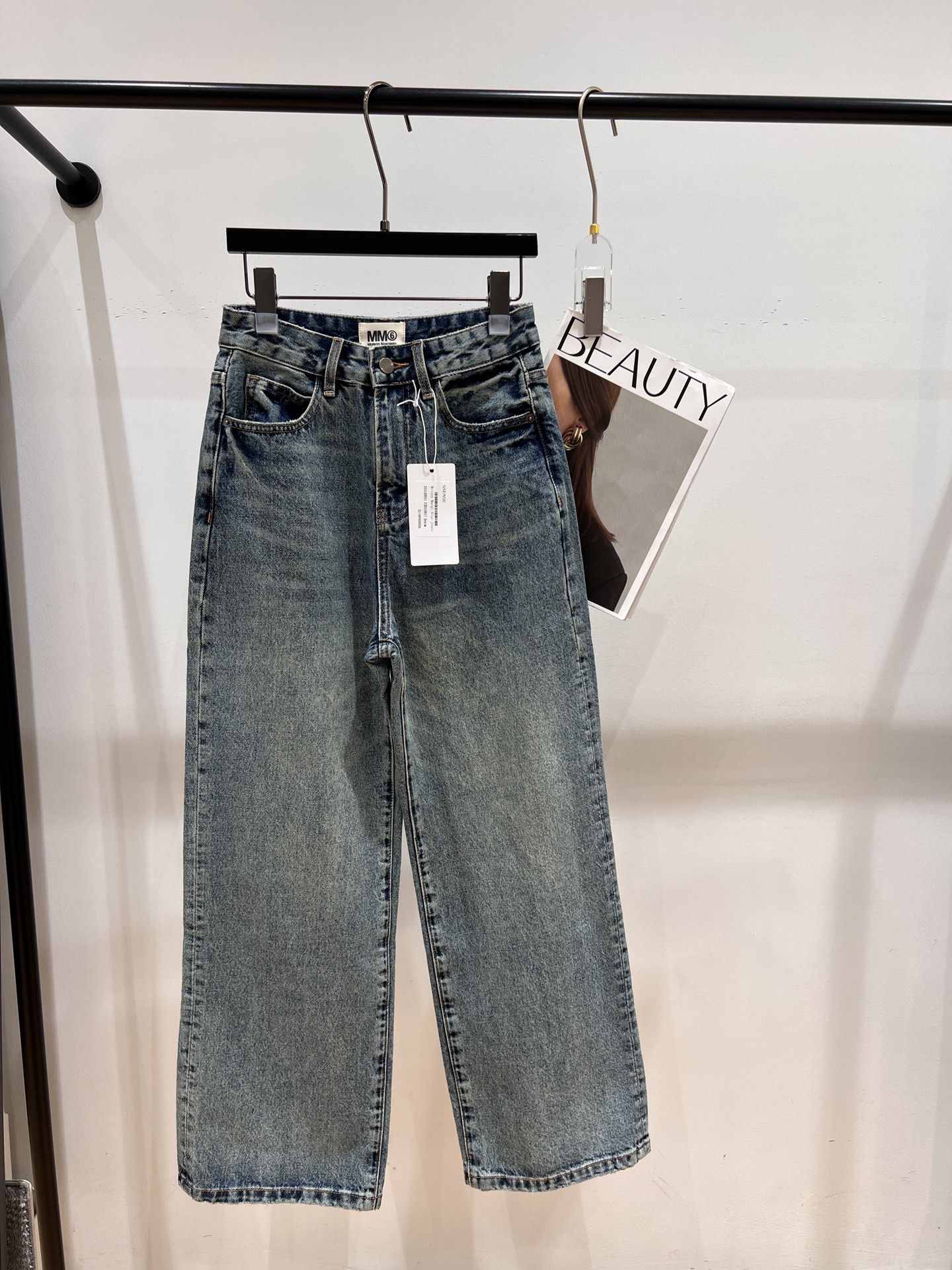 NO:320573,——MM6—Zahua Heavy Industry Nostalgic American Washing Straight Jeans Paired with a short top, everyone is invincible with nine-headed body and long legs SMLXL,,masion margiela,alexander wang19860909——MM6——扎花重工怀旧美式洗水直筒牛仔长裤 搭配一件短款的上衣人人都是无敌九头身大长腿SMLXL,,masion margiela,alexander wang,Women's clothing