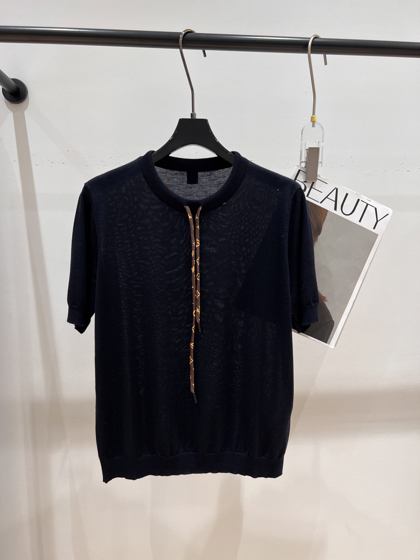 NO:320576,——LV——2025 early spring new knitted top, clear fabric, soft and delicate feel, on sale on the official website, presbyopia drawstring design on the neckline, exquisite and fashionable SML,, louis vuitton, alexander wang19860909——LV——2025早春新款针织上衣,面料清透,手感柔软细腻,官网在售,领口老花抽绳设计,精致又时尚SML,,louis vuitton,alexander wang,Women's clothing