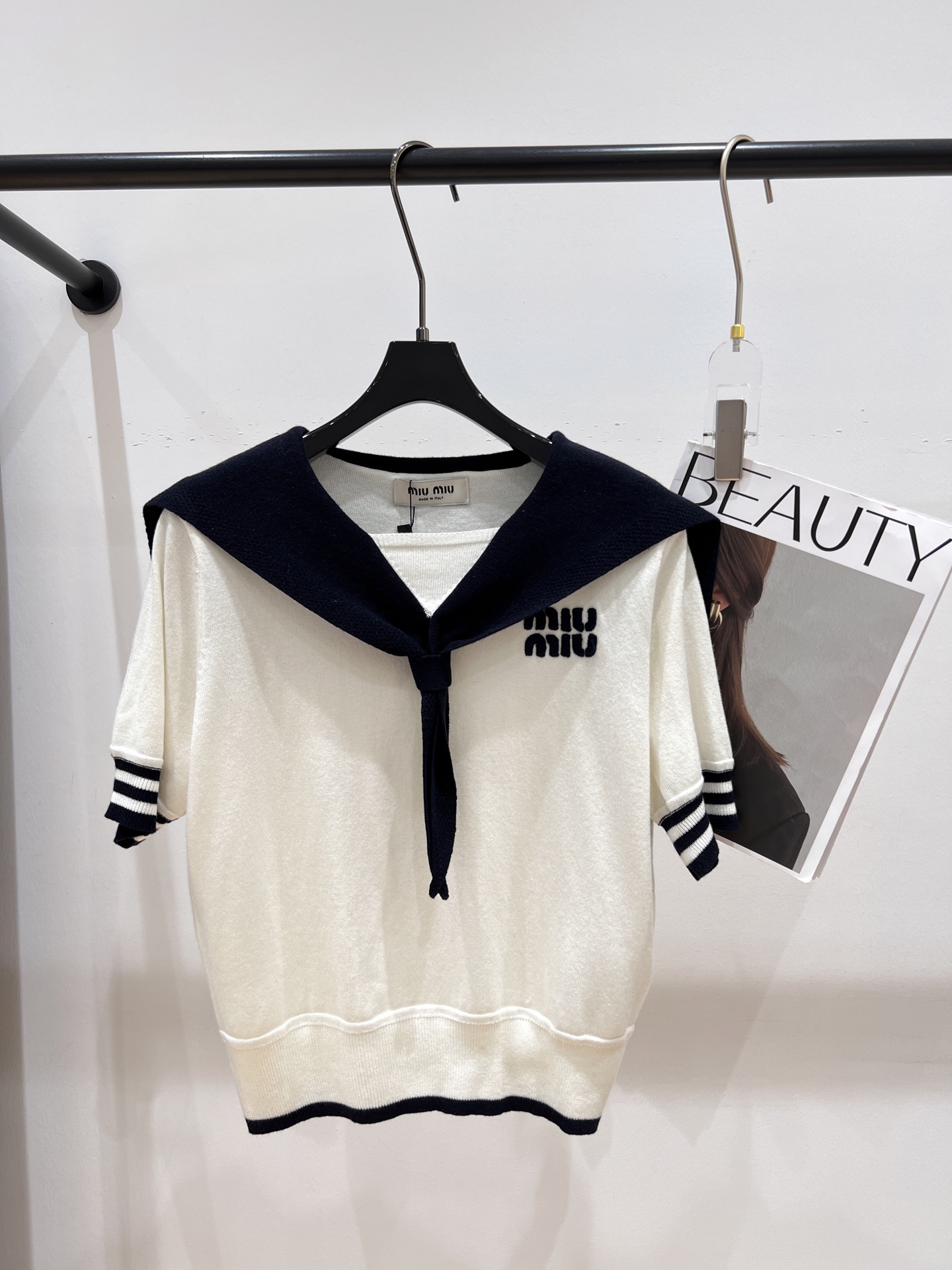 NO:321303,——MIUMI*——2025 early spring new navy collar top, a full-collar item with a college style, soft and delicate fabric, versatile and fashionable SML, miumiu, alexander wang19860909——MIUMI*——2025早春新款海军领上衣,学院风十足的一个单品,面料柔软细腻,百搭时尚SML,,miumiu,alexander wang,Women's clothing