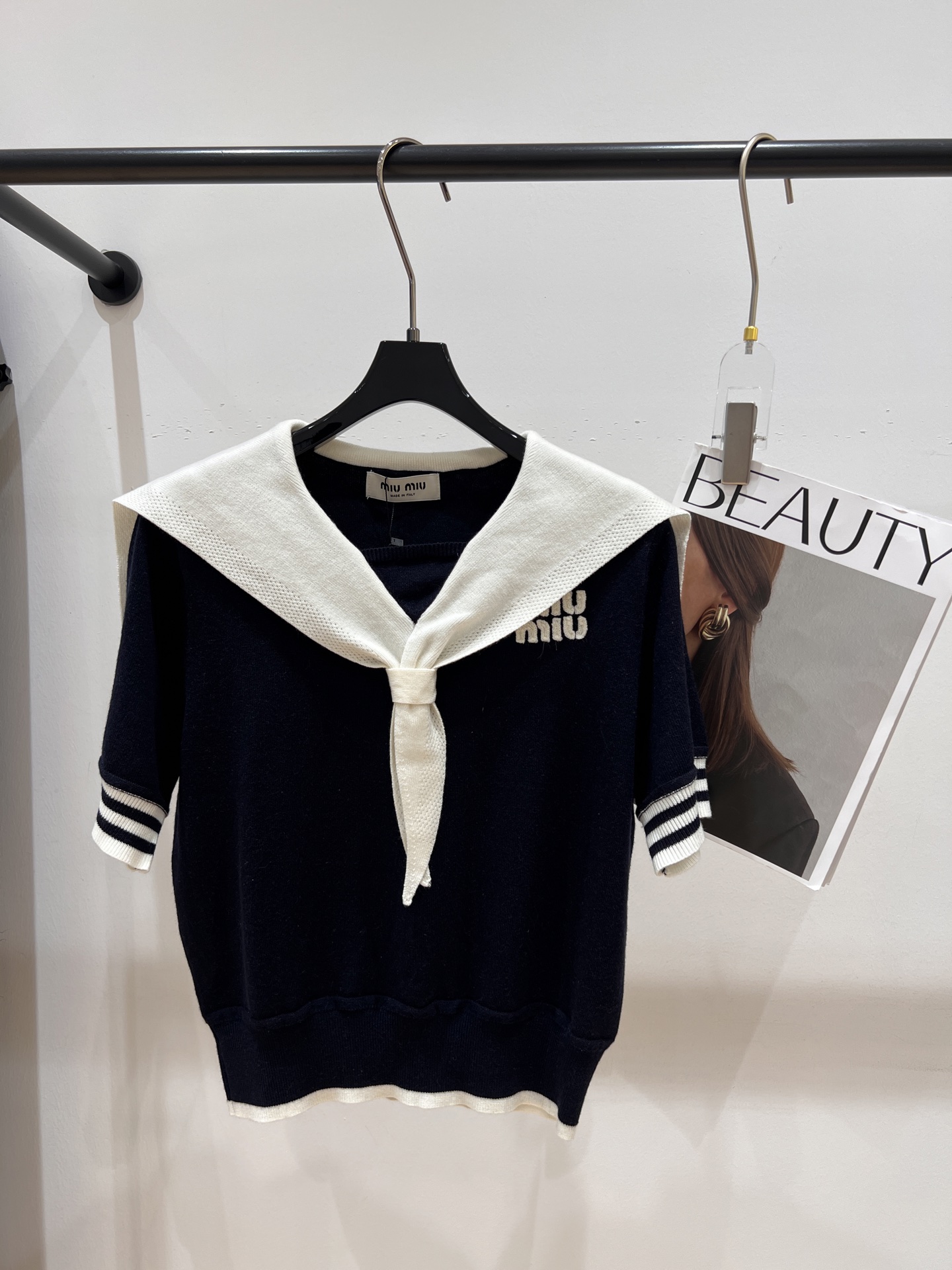 NO:321309,——MIUMI*——2025 early spring new navy collar top, a full-collar item with a college style, soft and delicate fabric, versatile and fashionable SML, miumiu, alexander wang19860909——MIUMI*——2025早春新款海军领上衣,学院风十足的一个单品,面料柔软细腻,百搭时尚SML,,miumiu,alexander wang,Women's clothing
