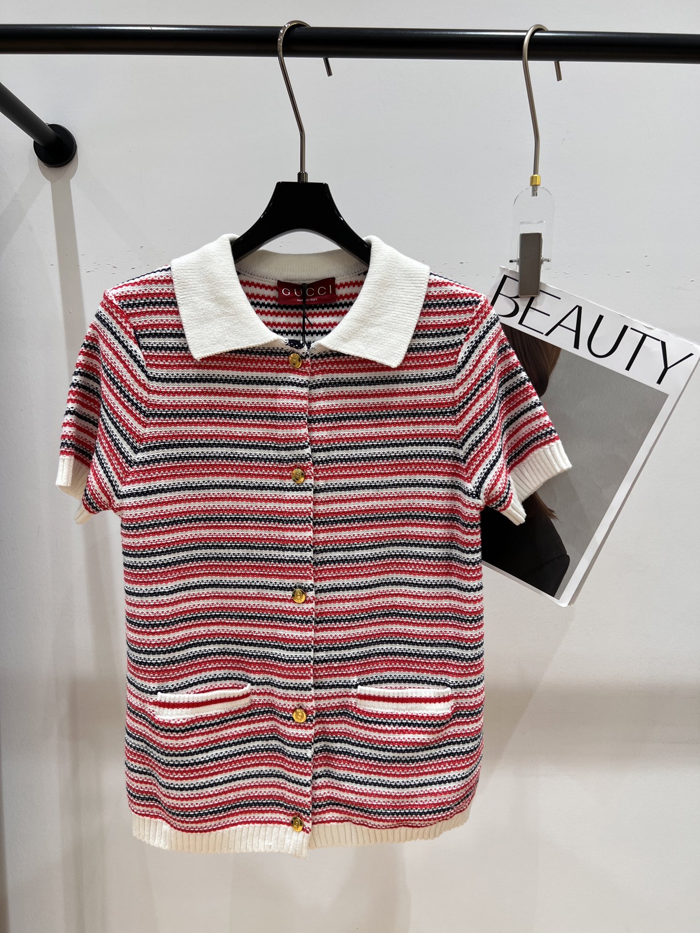 NO:321323,——Gucc*——2025 early spring new knitted top, on sale on the official website, the color matching is just right, it is not an exaggeration at all, the upper body looks super white SML, gucci, alexander wang19860909——Gucc*——2025早春新款针织上衣,官网在售,配色恰到好处,一点都不夸张,上身超级显白SML,,gucci,alexander wang,Women's clothing