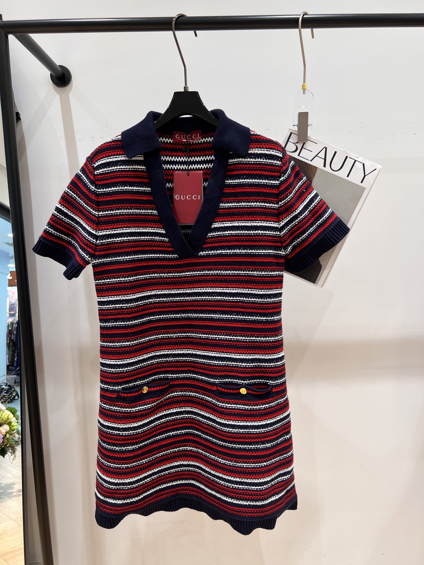 NO:321819,——Gucc*——2025 early spring new knitted dress, on sale on the official website, the color matching is just right, French small V-neck design, the whole dress is super textured SML, gucci, skirts, alexander wang19860909——Gucc*——2025早春新款针织连衣裙,官网在售,配色恰到好处,法式小V领设计,整件衣服超级有质感SML,,gucci,skirts,alexander wang,Women's clothing