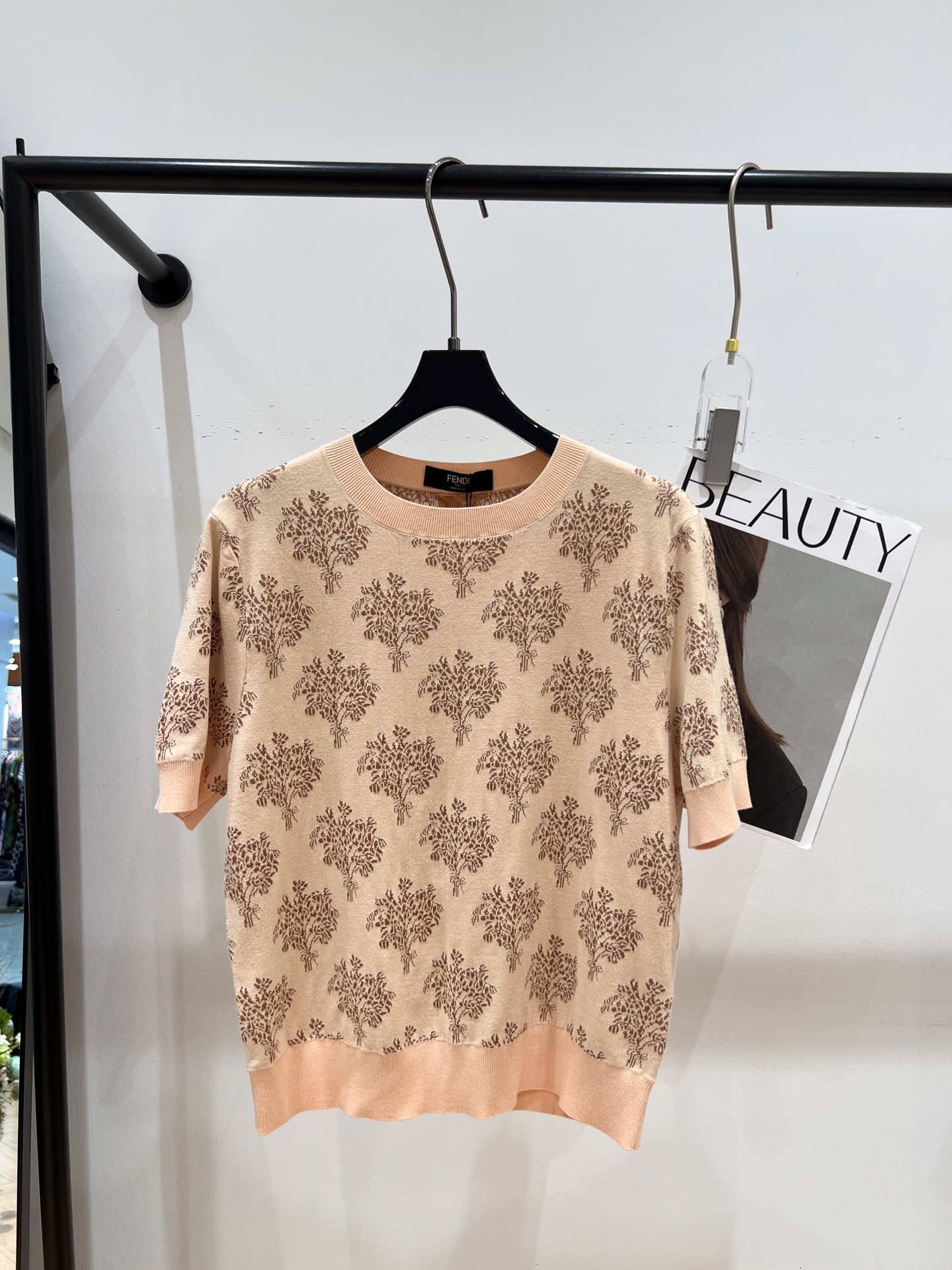 NO:321822,——FD—2025 early spring new knitted top, the same style on sale on the official website, the round neck design is matched with bouquet pattern, romantic and charming, solid color threaded edging adds a sense of exquisiteness, SML, alexander wang19860909——FD——2025早春新款针织上衣,官网在售同款,圆领设计搭配花束图案,浪漫又迷人,纯色螺纹镶边又增添了精致感,SML,,alexander wang,Women's clothing