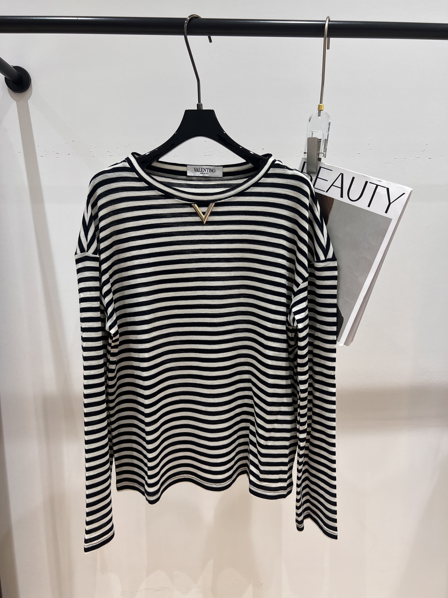 NO:321828,——VALENTIO*——2025 early spring new wool top, using extremely fine wool imported from South Korea, super delicate yarn, feels so good that it explodes, the upper body is really super comfortable SML, valentino, alexander wang19860909——VALENTIO*——2025早春新款羊毛上衣,采用韩国进口极细羊毛,,超级娇贵的纱线,手感好到爆炸,上身真的超级舒服SML,,valentino,alexander wang,Women's clothing