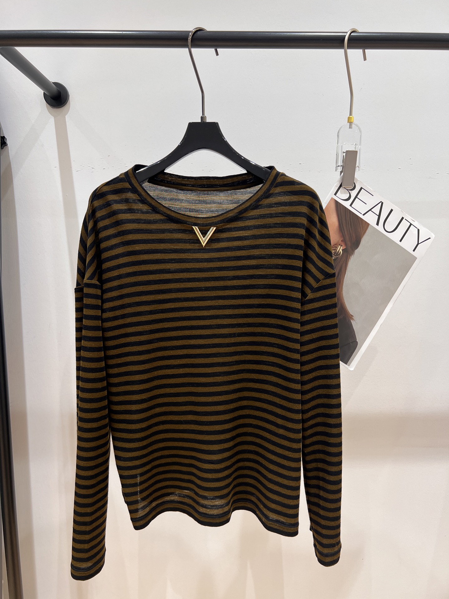 NO:321832,——VALENTIO*——2025 early spring new wool top, using extremely fine wool imported from South Korea, super delicate yarn, feels so good that it explodes, the upper body is really super comfortable SML, valentino, alexander wang19860909——VALENTIO*——2025早春新款羊毛上衣,采用韩国进口极细羊毛,,超级娇贵的纱线,手感好到爆炸,上身真的超级舒服SML,,valentino,alexander wang,Women's clothing