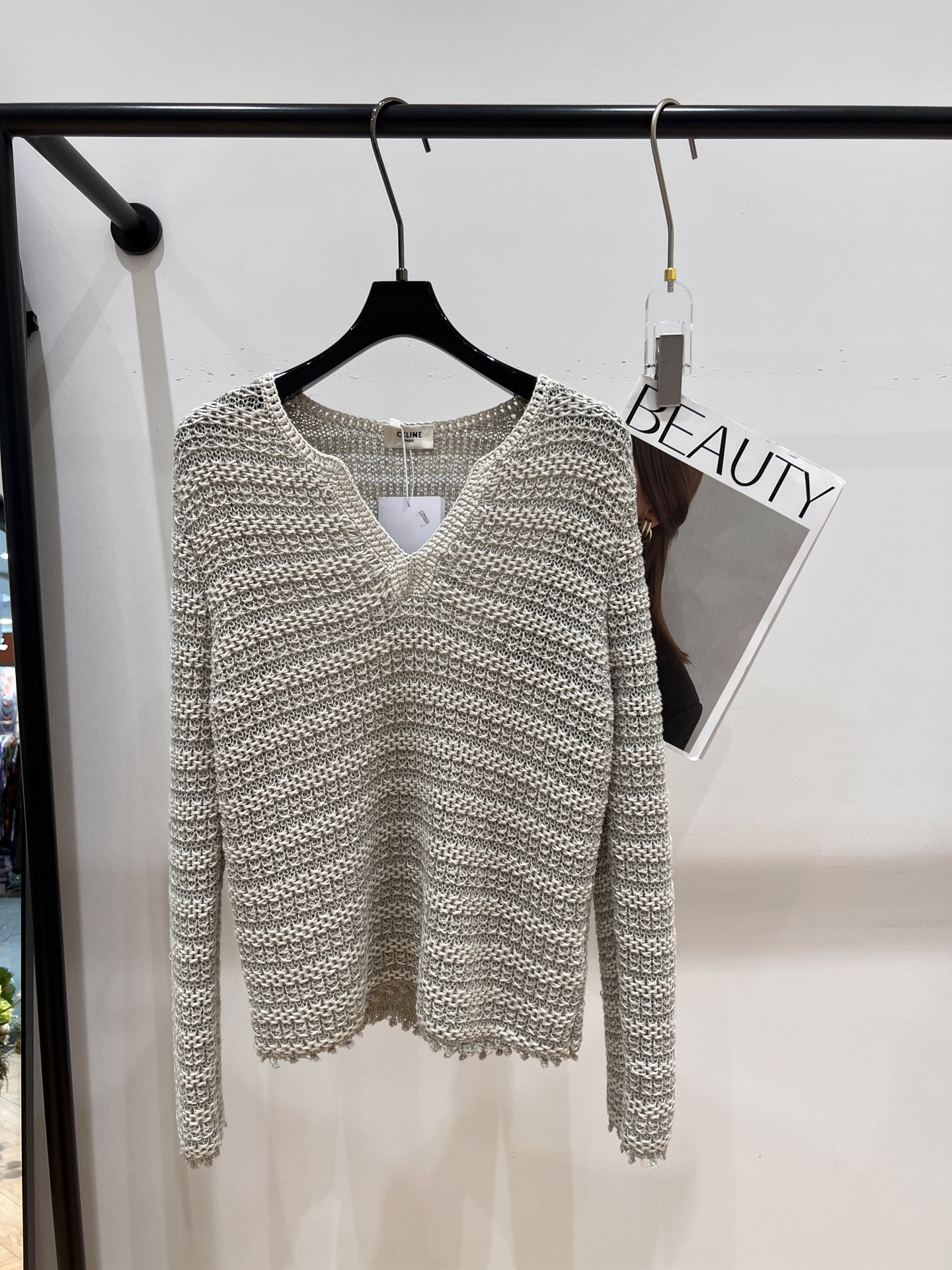 NO:322450,——Celin*—2025 early spring new knitted top, French V-neck, many bloggers same style, lazy and casual upper body, super comfortable SML, celine, alexander wang19860909——Celin*——2025早春新款编织上衣,法式小V领,超多博主同款,上身慵懒随意,超级舒服SML,,celine,alexander wang,Women's clothing