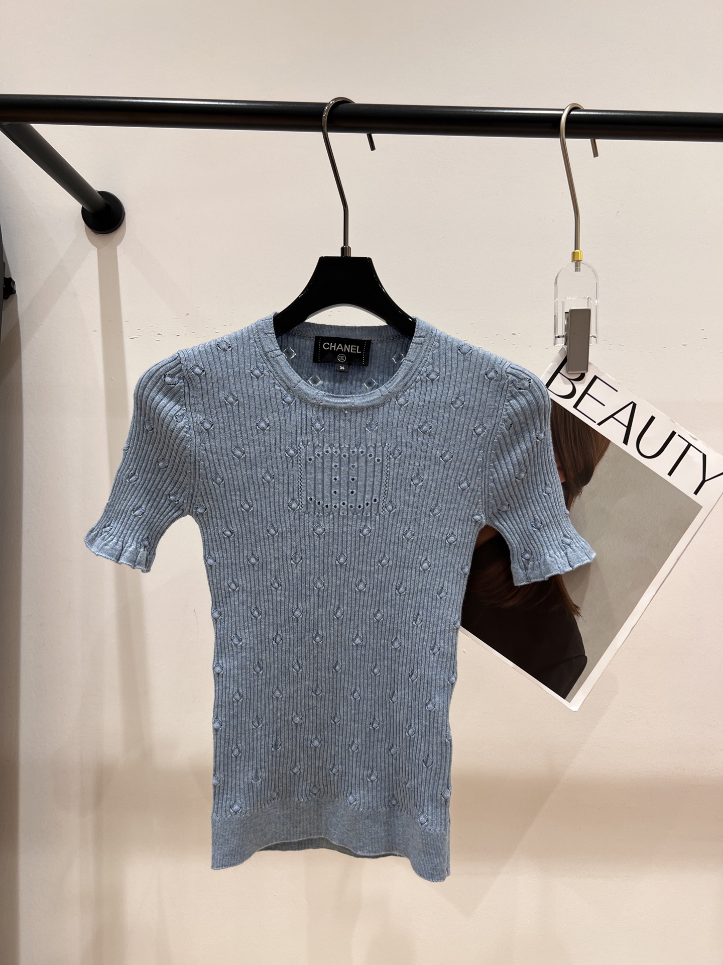 NO:323030,——Chane*——2025 early spring new knitted top, using jacquard technology and wood ear collar logo, fabric elasticity super large SML, chanel, alexander wang19860909——Chane*——2025早春新款针织上衣,采用提花工艺搭配木耳领标,面料弹力超级大SML,,chanel,alexander wang,Women's clothing