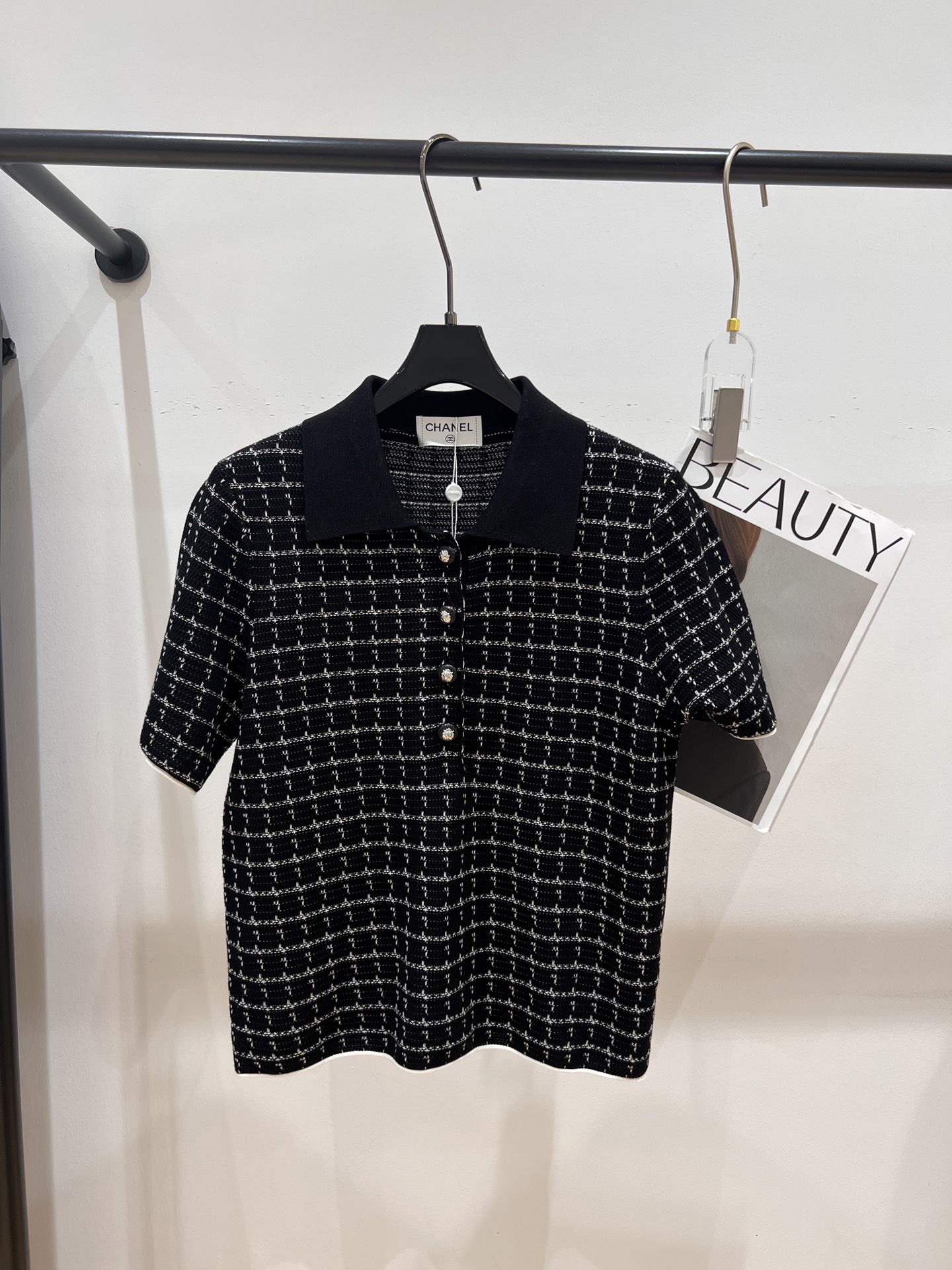 NO:323027,——Chane*—2025 early spring new knitted lapel top, series, using contrasting colors and plaid elements, fabric skin-friendly and comfortable SML, chanel, alexander wang19860909——Chane*——2025早春新款针织翻领上衣,系列款,采用撞色搭配格纹元素,面料亲肤舒适SML,,chanel,alexander wang,Women's clothing