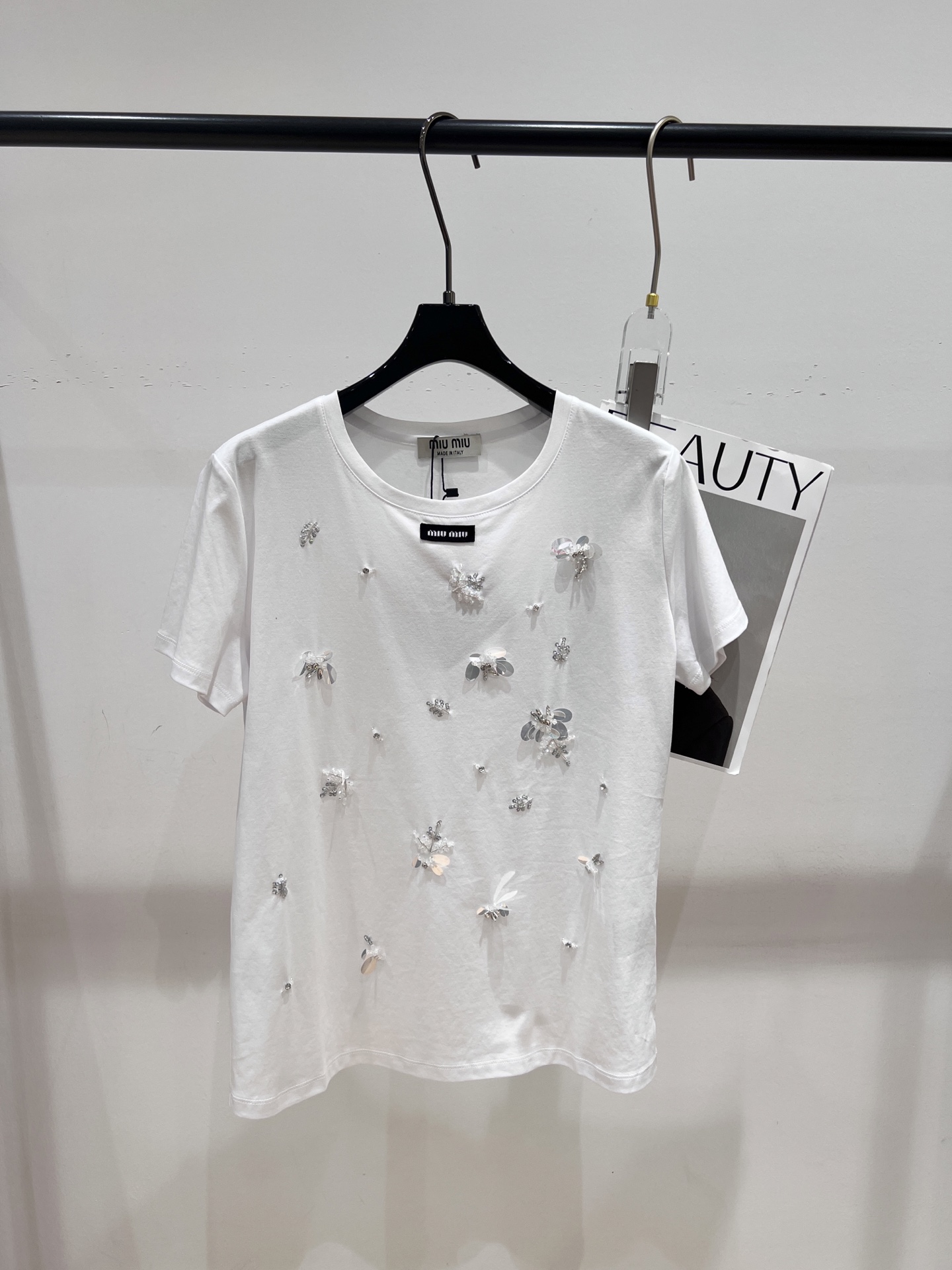 NO:323037,——MIUMI*——2025 early spring new beaded T-shirt, super heavy industry, pure hand-made beaded craftsmanship, soft and comfortable fabric, super beautiful upper body ML,,miumiu,tees, t-shirt,alexander wang19860909——MIUMI*——2025早春新款钉珠T恤,超级重工,纯手工钉珠工艺,面料柔软舒适,上身超级好看ML,,miumiu,tees，t-shirt,alexander wang,Women's clothing