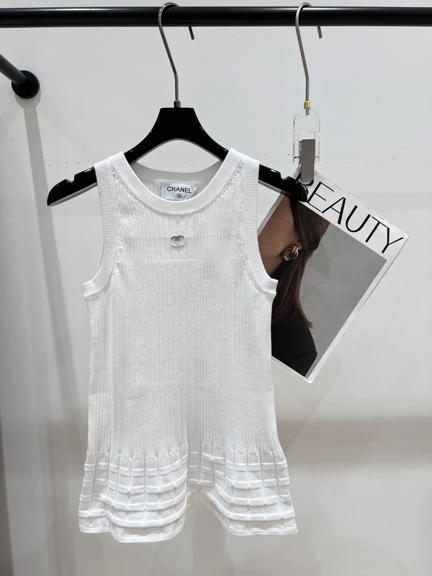 NO:323560,——Chane*——The new vest in early spring 2025, this vest adopts a unique three-dimensional pattern design, each stitch and thread reveals the classic and fashionable of the fragrance. The delicate knitting process and elegant three-dimensional patterns are like a beautiful work of art worn on the body. SML, chanel, alexander wang19860909——Chane*——2025早春新款背心,这款背心采用了独特的立体花纹设计,每一针每一线都透露着小香的经典与时尚.细腻的针织工艺,搭配上优雅的立体花纹,仿佛是一幅美丽的艺术品穿在了身上SML,,chanel,alexander wang,Women's clothing