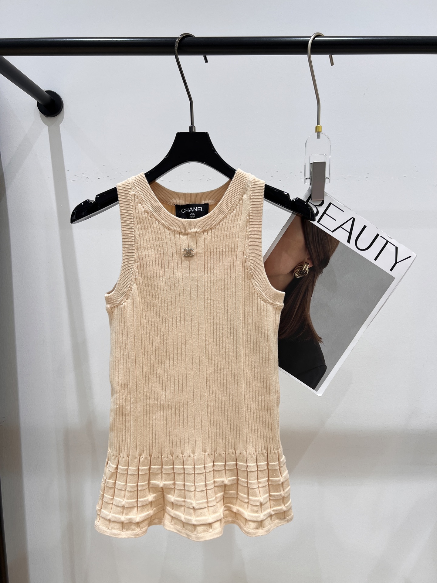 NO:323566,——Chane*——The new vest in early spring 2025, this vest adopts a unique three-dimensional pattern design, each stitch and thread reveals the classic and fashionable of the fragrance. The delicate knitting process and elegant three-dimensional patterns are like a beautiful work of art worn on the body. SML, chanel, alexander wang19860909——Chane*——2025早春新款背心,这款背心采用了独特的立体花纹设计,每一针每一线都透露着小香的经典与时尚.细腻的针织工艺,搭配上优雅的立体花纹,仿佛是一幅美丽的艺术品穿在了身上SML,,chanel,alexander wang,Women's clothing