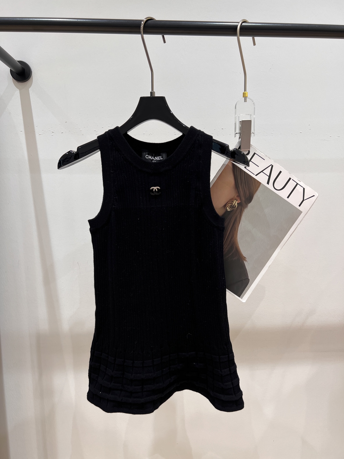 NO:323543,——Chane*——The new vest in early spring 2025, this vest adopts a unique three-dimensional pattern design, each stitch and thread reveals the classic and fashionable of the fragrance. The delicate knitting process and elegant three-dimensional patterns are like a beautiful work of art worn on the body. SML, chanel, alexander wang19860909——Chane*——2025早春新款背心,这款背心采用了独特的立体花纹设计,每一针每一线都透露着小香的经典与时尚.细腻的针织工艺,搭配上优雅的立体花纹,仿佛是一幅美丽的艺术品穿在了身上SML,,chanel,alexander wang,Women's clothing