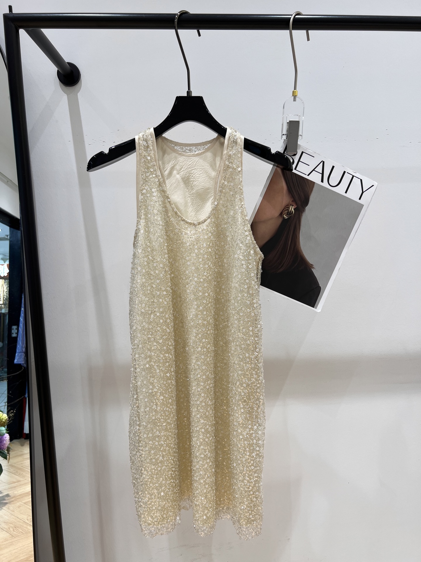 NO:323549,——MO&Co——2025 spring and summer handmade beaded vest dress, bingbing, exquisite and generous, full of fashion sense, when going out to party, super film SML, skirts, alexander wang19860909——MO&Co——2025春夏手工钉珠背心连衣裙,bingbing,精致大方,时髦感十足,出门聚会,超级出片SML,,skirts,alexander wang,Women's clothing