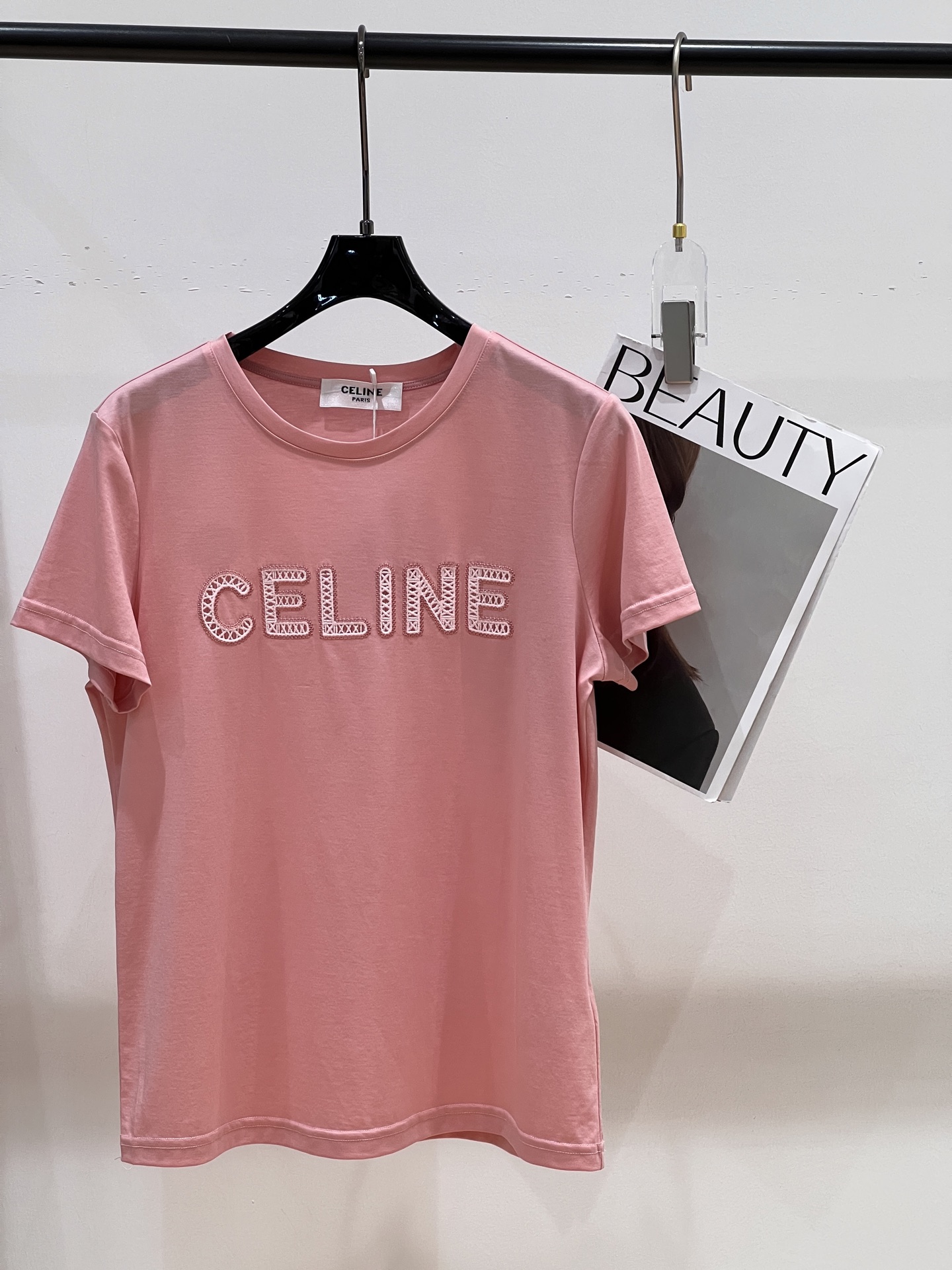 NO:325255,——CELIN*——2025 spring and summer new T-shirt, Laiser double-sided mercerized cotton fabric, cool touch on the upper body, super comfortable, SML, celine, tees, t-shirt, alexander wang19860909——CELIN*——2025春夏新款T恤,莱赛尔双面丝光棉面料,上身冰冰凉凉的触感,超级舒服,SML,,celine,tees，t-shirt,alexander wang,Women's clothing