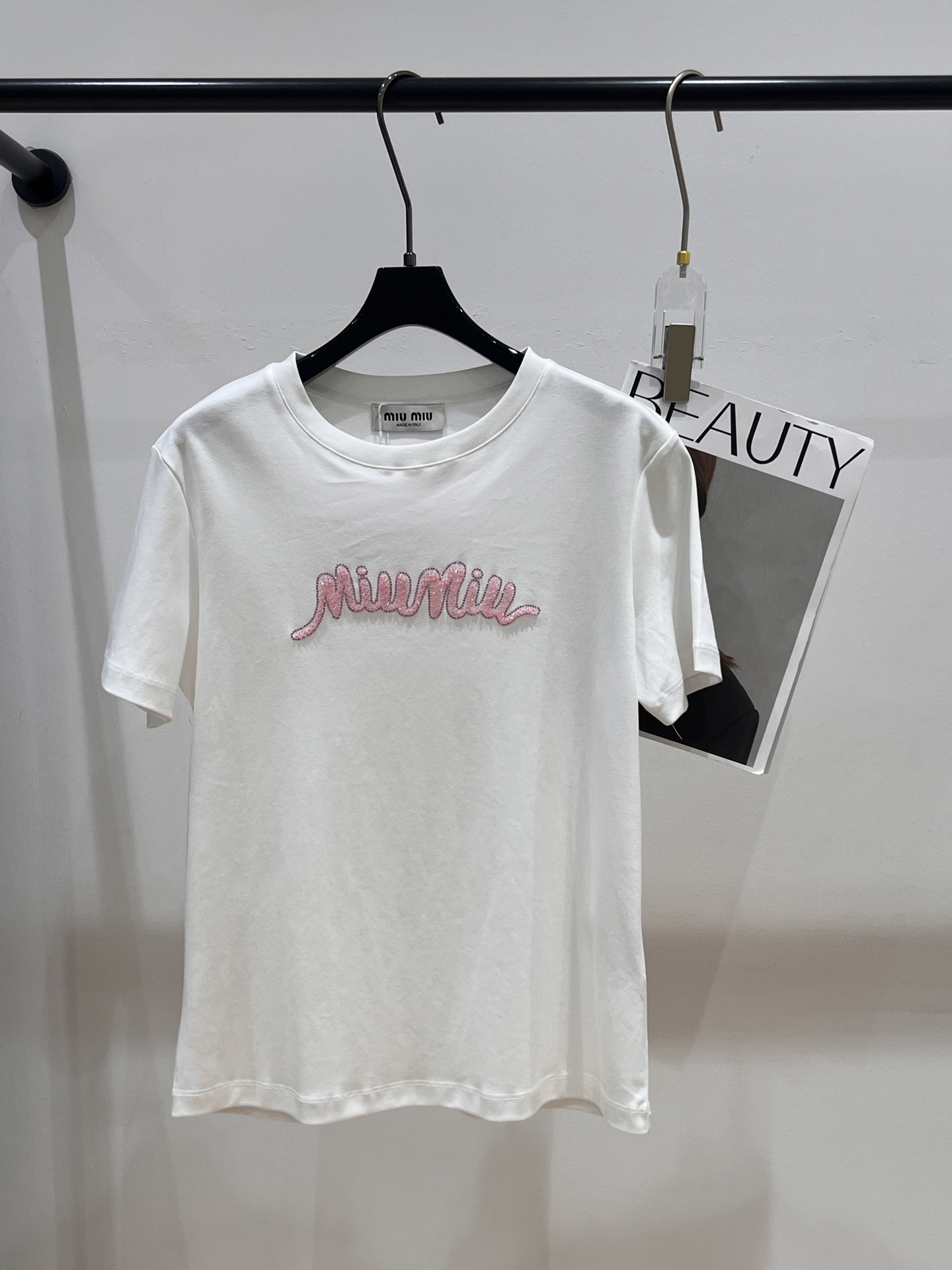 NO:326227,——MIUMI*——2025 spring and summer new T-shirt, heavy industry hot diamond beading process, the impact of cherry blossom powder is really girlish SML, miumiu, tees, t-shirt, alexander wang19860909——MIUMI*——2025春夏新款T恤,重工烫钻钉珠工艺,撞的樱花粉真的好有少女心SML,,miumiu,tees，t-shirt,alexander wang,Women's clothing