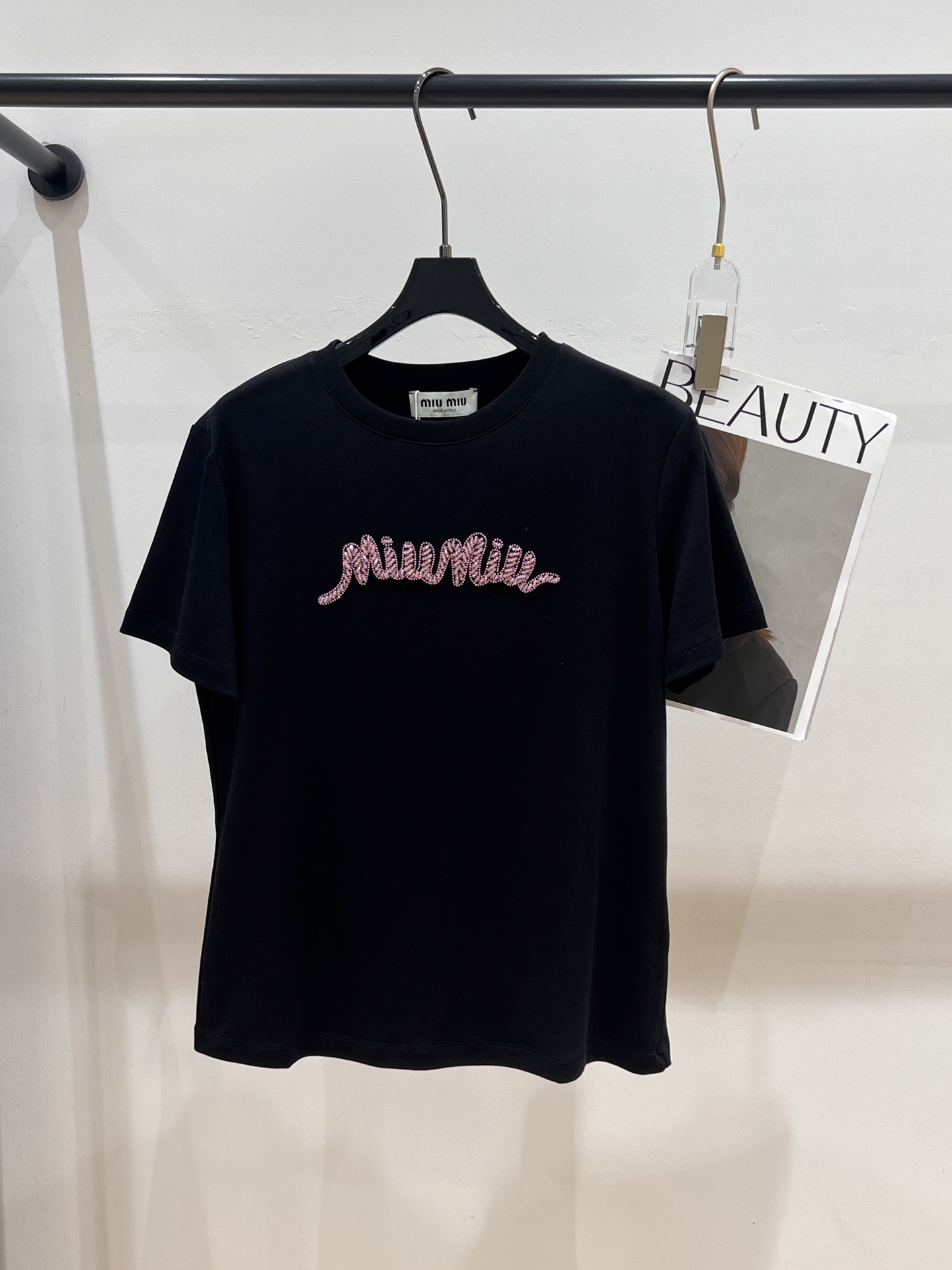 NO:326212,——MIUMI*——2025 spring and summer new T-shirt, heavy industry hot diamond beading process, the impact of cherry blossom powder is really girlish SML, miumiu, tees, t-shirt, alexander wang19860909——MIUMI*——2025春夏新款T恤,重工烫钻钉珠工艺,撞的樱花粉真的好有少女心SML,,miumiu,tees，t-shirt,alexander wang,Women's clothing