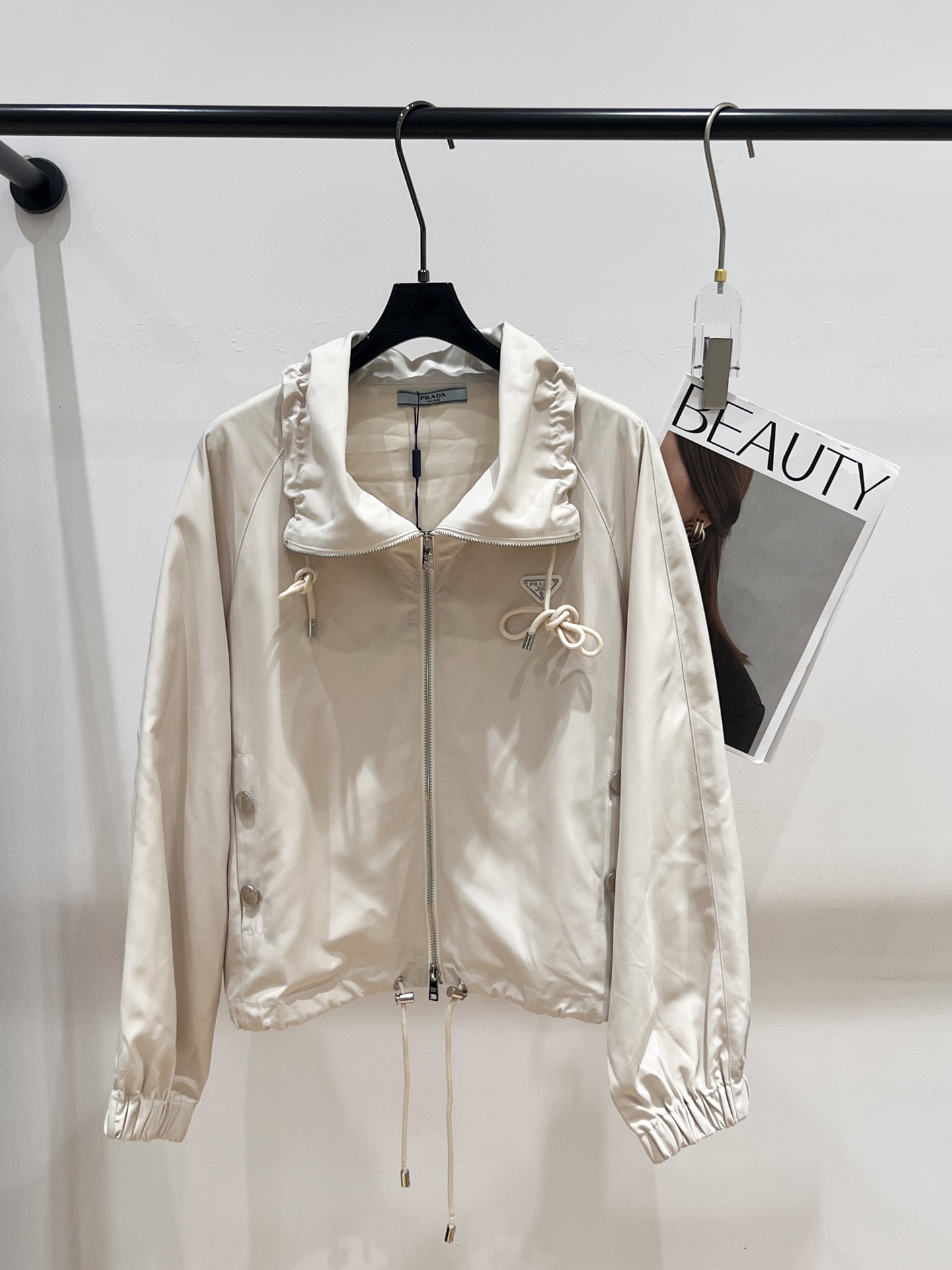 NO:326224,——Prad*—2025 early spring new jacket small windbreaker, neckline adjustment, small stand collar or lapel look very good, customized fabric ML, prada, jackets & coats, alexander wang19860909——Prad*——2025早春新款夹克小风衣,领口调节,当小立领或者翻领都很好看,定制面料ML,,prada,jackets & coats,alexander wang,Women's clothing