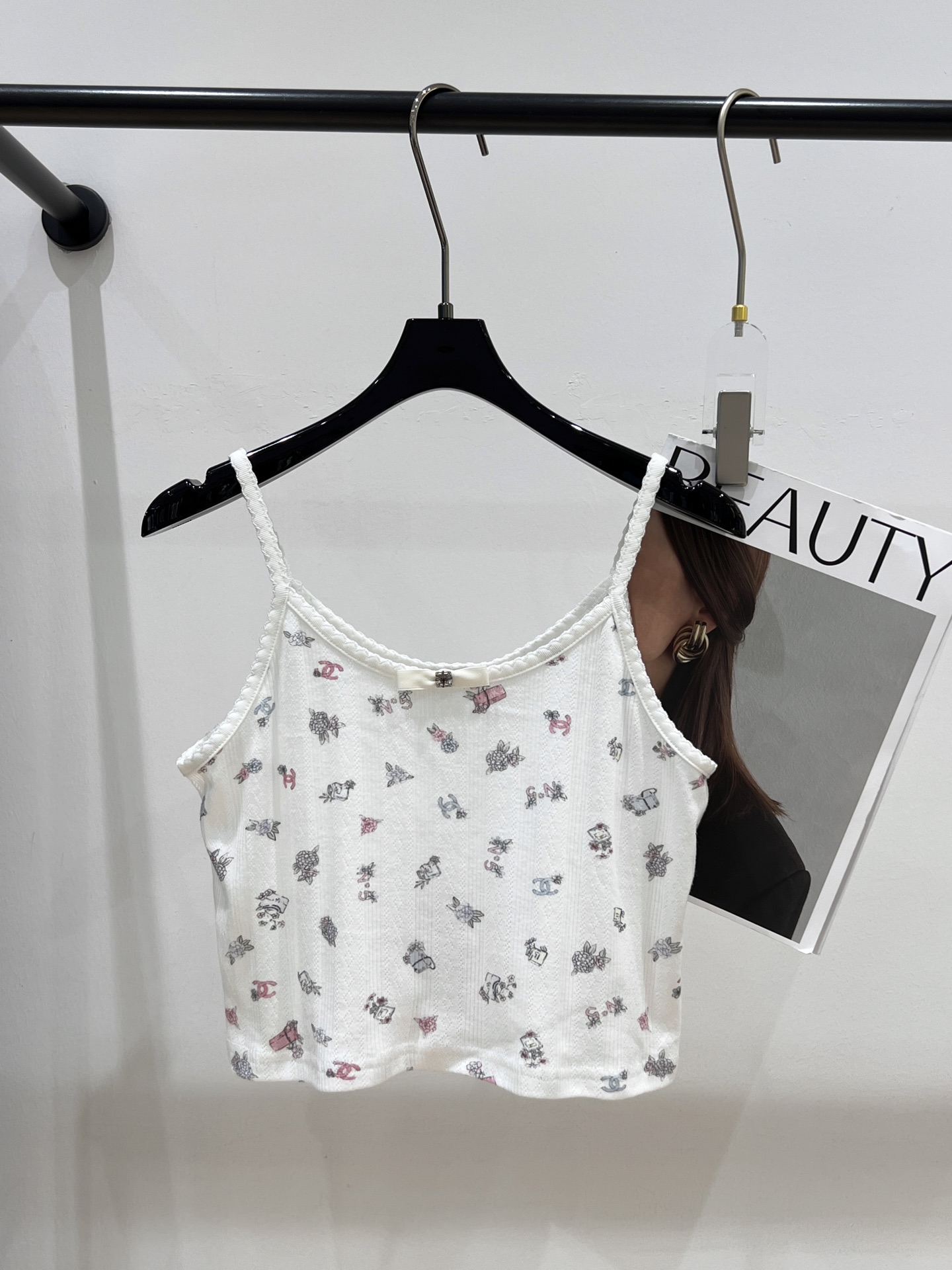 NO:319755,——Chane*—2025 spring and summer new style | bow printed suspender vest, look so beautiful!  Super special small fragrance print with wavy hem, elastic, girly SML, chanel, alexander wang19860909——Chane*——2025春夏新款|蝴蝶结印花吊带背心,好好看！超特别 小香印花 搭配下摆波浪纹 有弹力,少女心十足SML,,chanel,alexander wang,Women's clothing