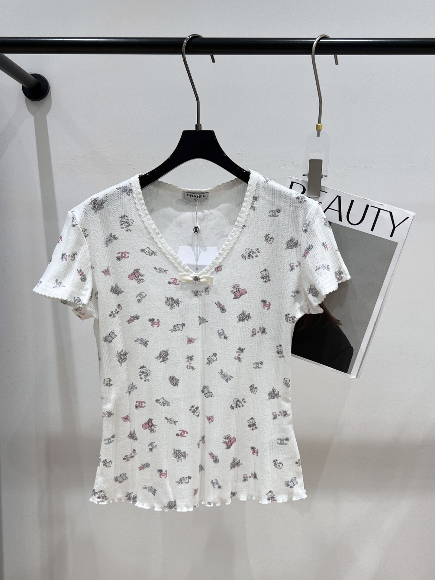 NO:319754,——Chane*—2025 spring and summer new style | bow printed short-sleeved T-shirt, very beautiful!  Super special small fragrance print with hem wavy pattern elastic, girly SML, chanel, T-shirt, tees, t-shirt, alexander wang19860909——Chane*——2025春夏新款|蝴蝶结印花短袖T恤,好好看！超特别 小香印花 搭配下摆波浪纹 有弹力,少女心十足SML,,chanel,T-shirt,tees，t-shirt,alexander wang,Women's clothing