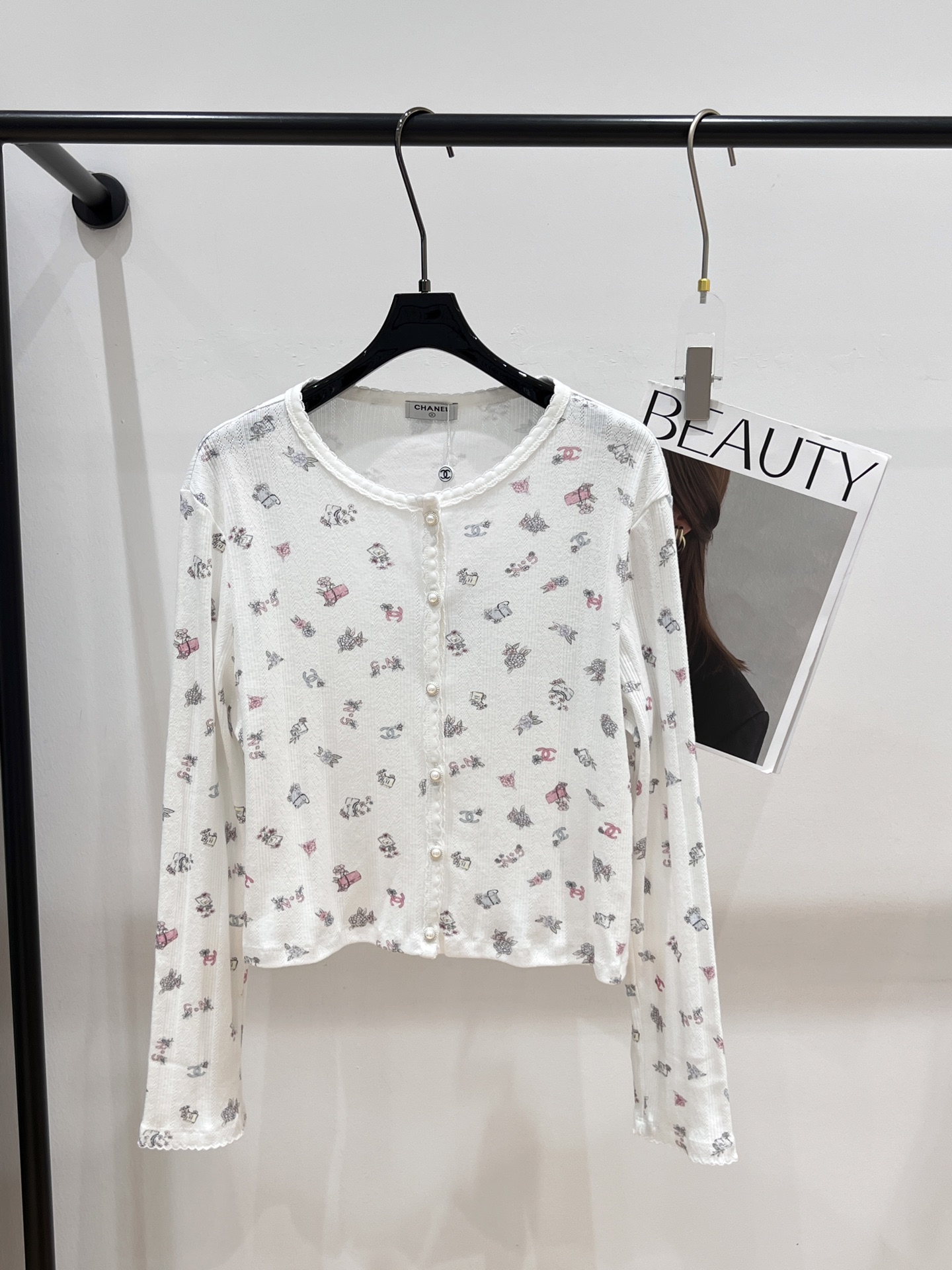NO:319751,——Chane*——New spring and summer 2025 | Bow printed cardigan, it looks so good!  Super special small fragrance print with wavy hem, elastic, pearl buckles also have double C letters, girlish SML, chanel, alexander wang19860909——Chane*——2025春夏新款|蝴蝶结印花开衫,好好看！超特别 小香印花 搭配下摆波浪纹 有弹力,珍珠扣也都带了双C字母,少女心十足SML,,chanel,alexander wang,Women's clothing