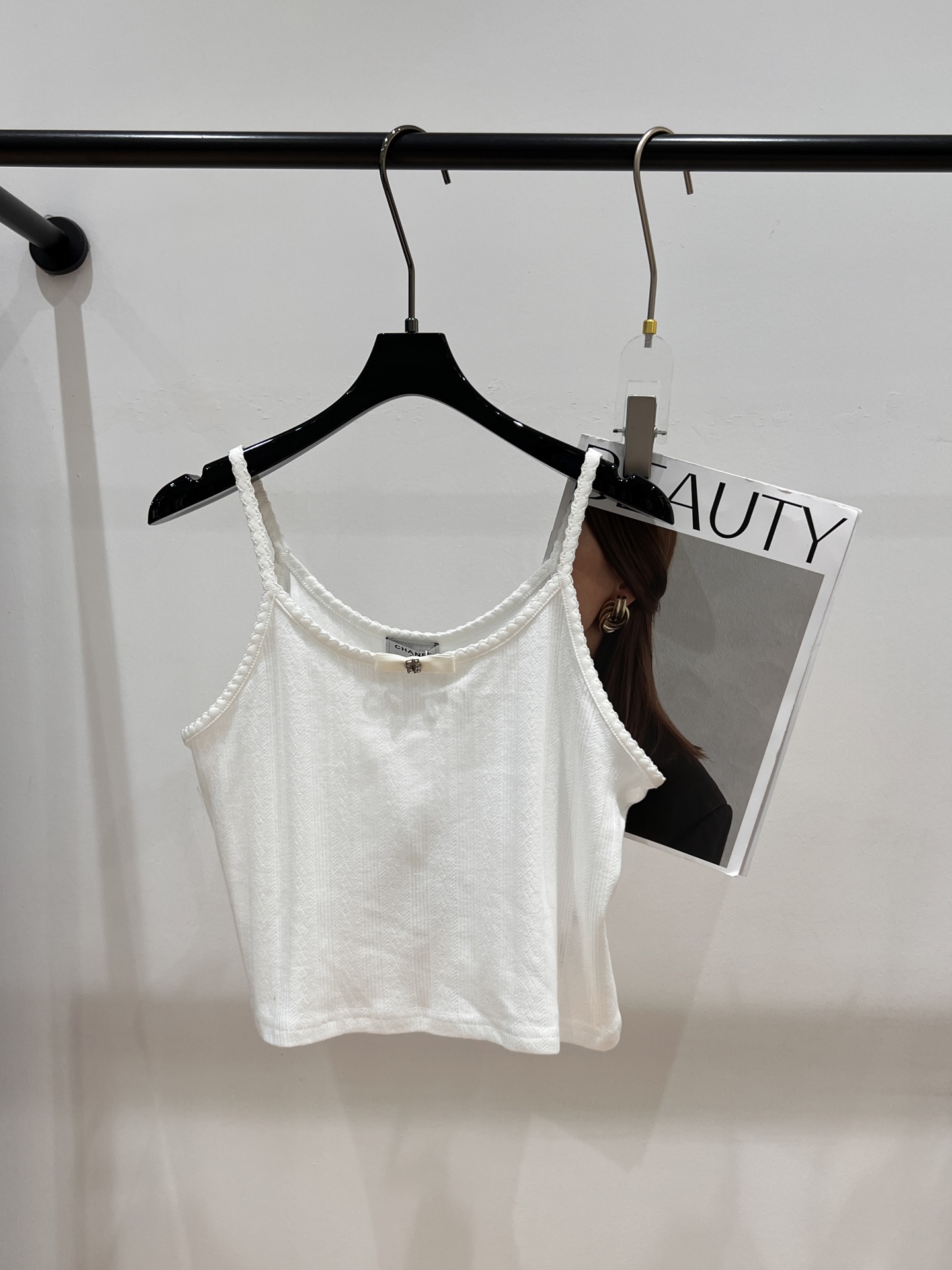NO:319748,——Chane*——The new pearlescent white suspender vest in 2025 spring and summer, looks so good!  Super special, with wavy hem, elastic, girly SML, chanel, alexander wang19860909——Chane*——2025春夏新款珠光白吊带背心,好好看！超特别,搭配下摆波浪纹 有弹力,少女心十足SML,,chanel,alexander wang,Women's clothing