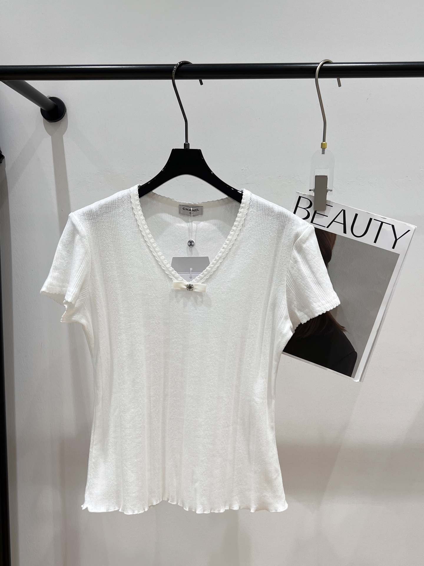 NO:319745,——Chane*——2025 spring and summer new white moonlight short-sleeved T-shirt, peach-shaped woven neckline, paired with wavy hem, elastic, girlish heart SML, chanel, T-shirt, tees, t-shirt, alexander wang19860909——Chane*——2025春夏新款白月光短袖T恤,桃型织带领口超特别,搭配下摆波浪纹 有弹力,少女心十足SML,,chanel,T-shirt,tees，t-shirt,alexander wang,Women's clothing