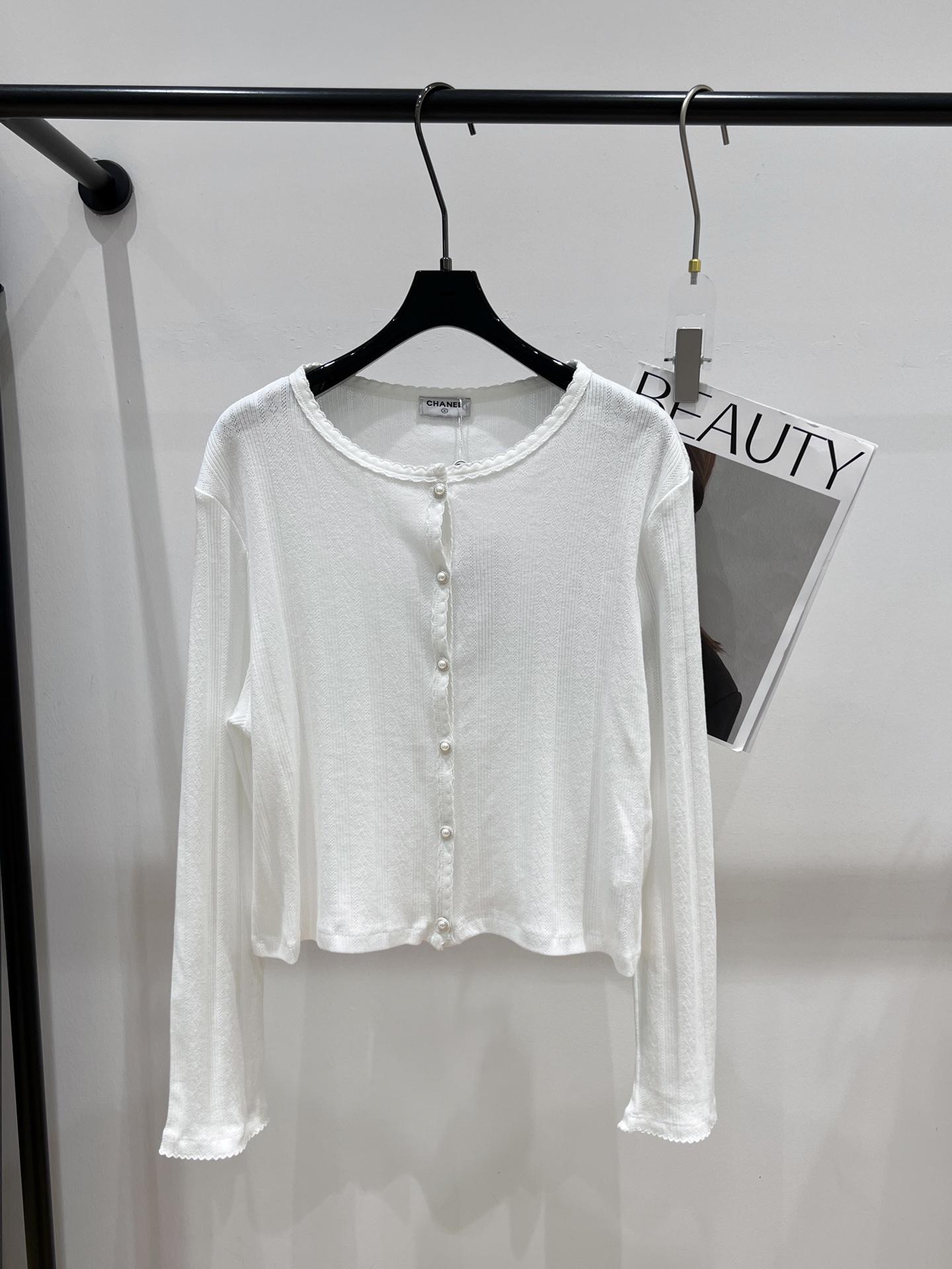 NO:319742,——Chane*——2025 spring and summer new white moonlight pearl button cardigan, paired with wavy hem patterns, elastic, girlish heart SML, chanel, alexander wang19860909——Chane*——2025春夏新款白月光珍珠扣开衫,搭配下摆波浪纹 有弹力,少女心十足SML,,chanel,alexander wang,Women's clothing