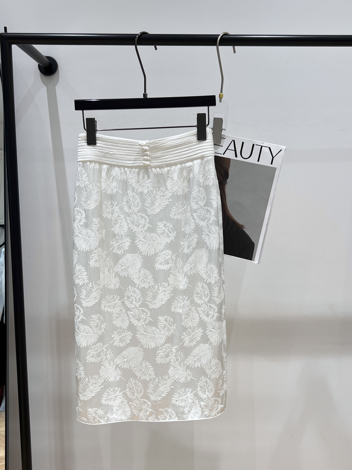 NO:319743,——Dio*——2025 spring and summer new jacquard skirt, buckle satin fabric with jacquard craftsmanship, full of Chinese style, half-slit design at the back, full of femininity, the fabric is super skin-friendly and soft SML,,dior, skirts, alexander wang19860909——Dio*——2025春夏新款提花半身裙,盘扣缎面面料搭配提花工艺,国风感十足,后面做了半开衩设计,女人味十足,面料超级亲肤柔软SML,,dior,skirts,alexander wang,Women's clothing