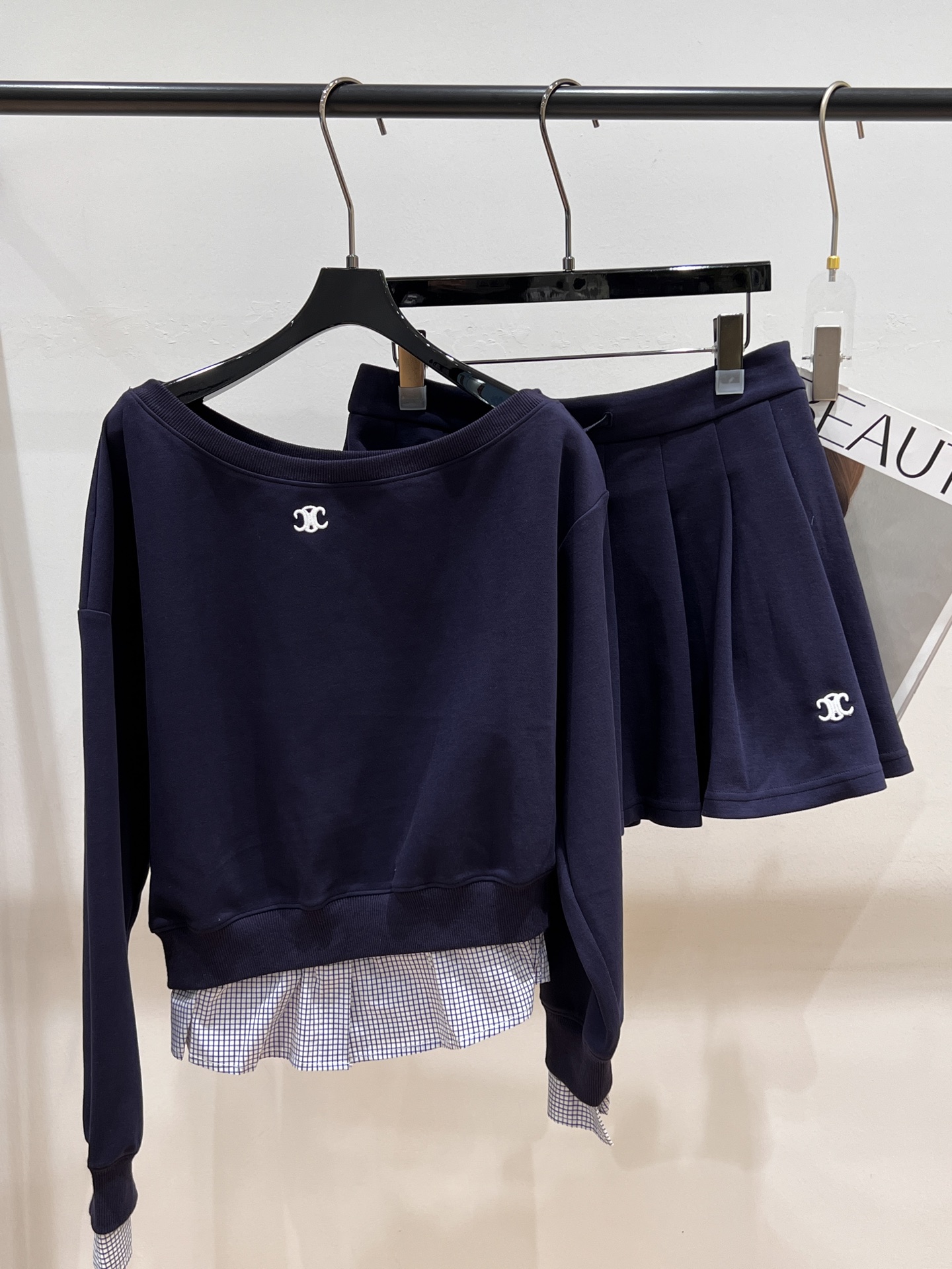 NO:317392,——Celin*——2025 spring and summer new one-shoulder set, spliced ​​irregular top pleated skirt, classic Arc de Triomphe embroidery icon, irregular plaid patchwork splicing on the hem, skirt contains safety pants, waist drawstring elements, adjustable SML, celine, skirts, alexander wang19860909——Celin*——2025春夏新款一字肩套装,拼接不规则上衣百褶裙,经典凯旋门刺绣图标,下摆不规则格纹拼接,裙子内含安全裤,腰围抽绳元素,可调节SML,,celine,skirts,alexander wang,Women's clothing