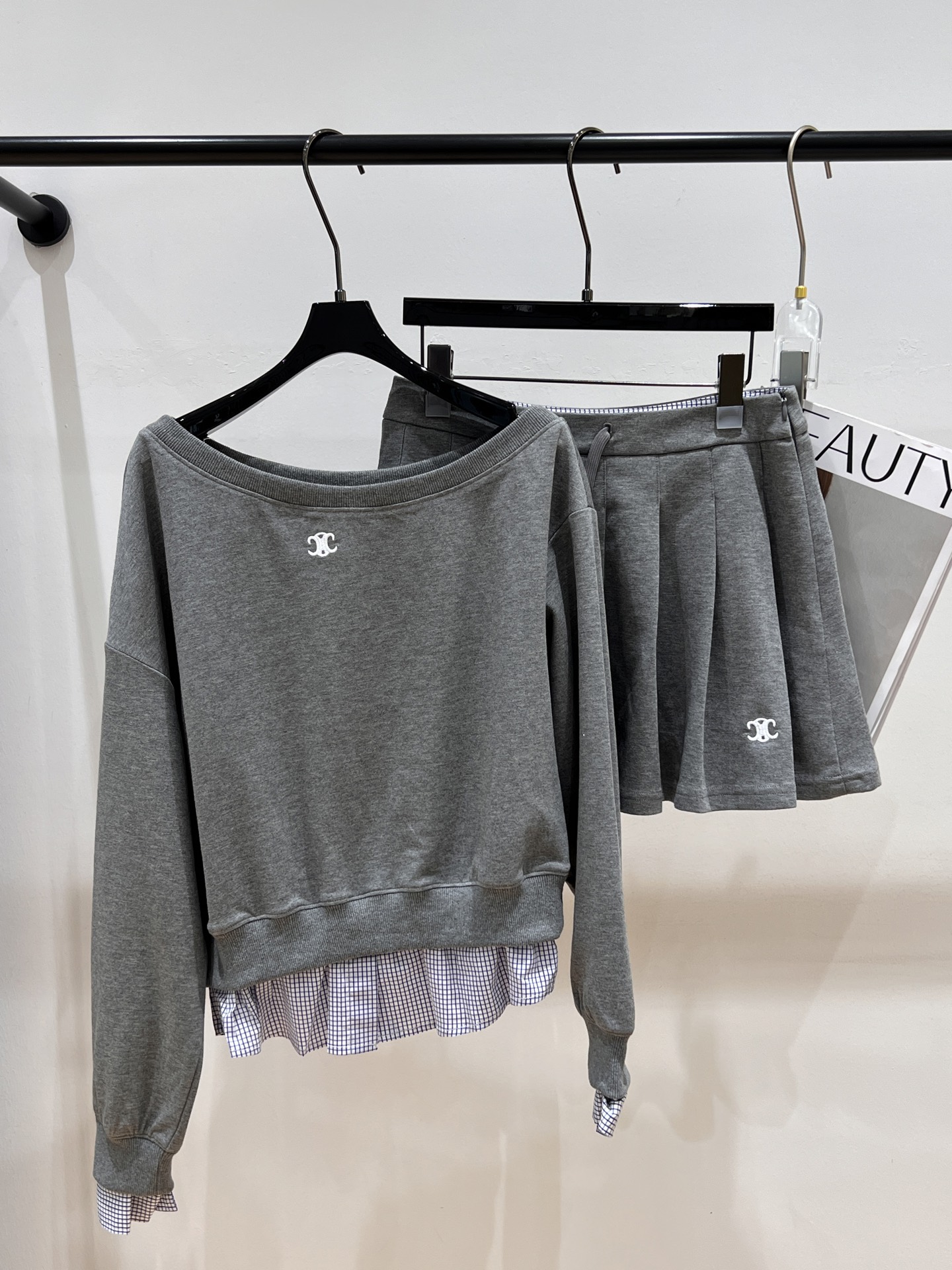 NO:317388,——Celin*——2025 spring and summer new one-shoulder suit, spliced ​​irregular top pleated skirt, classic Arc de Triomphe embroidery icon, irregular plaid patchwork splicing on the hem, skirt contains safety pants, waist drawstring elements, adjustable SML, celine, skirts, alexander wang19860909——Celin*——2025春夏新款一字肩套装,拼接不规则上衣百褶裙,经典凯旋门刺绣图标,下摆不规则格纹拼接,裙子内含安全裤,腰围抽绳元素,可调节SML,,celine,skirts,alexander wang,Women's clothing