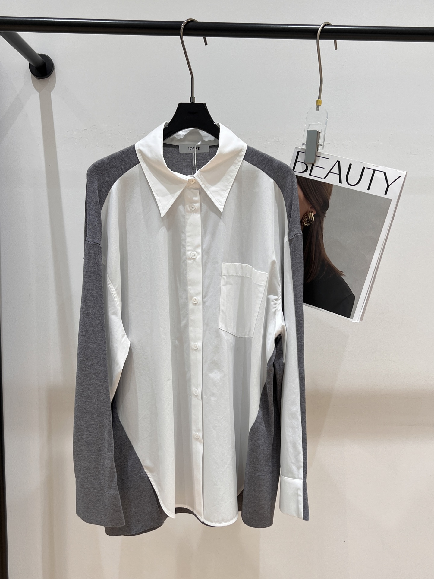 NO:317386,——LOEW*——2025 spring and summer new AB shirt, on sale on the official website, irregular splicing and tailoring, the upper body reveals a 