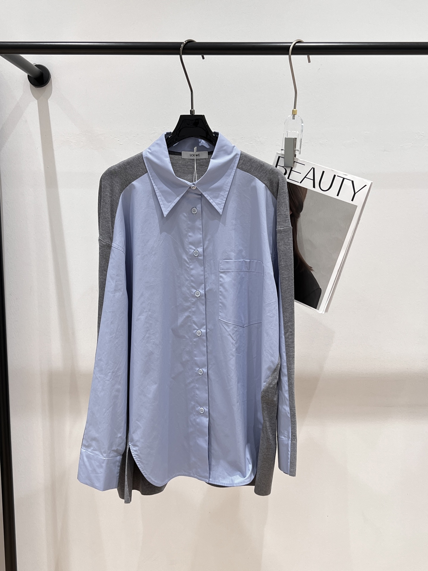 NO:317382,——LOEW*——2025 spring and summer new AB shirt, on sale on the official website, irregular splicing and tailoring, the upper body reveals a 