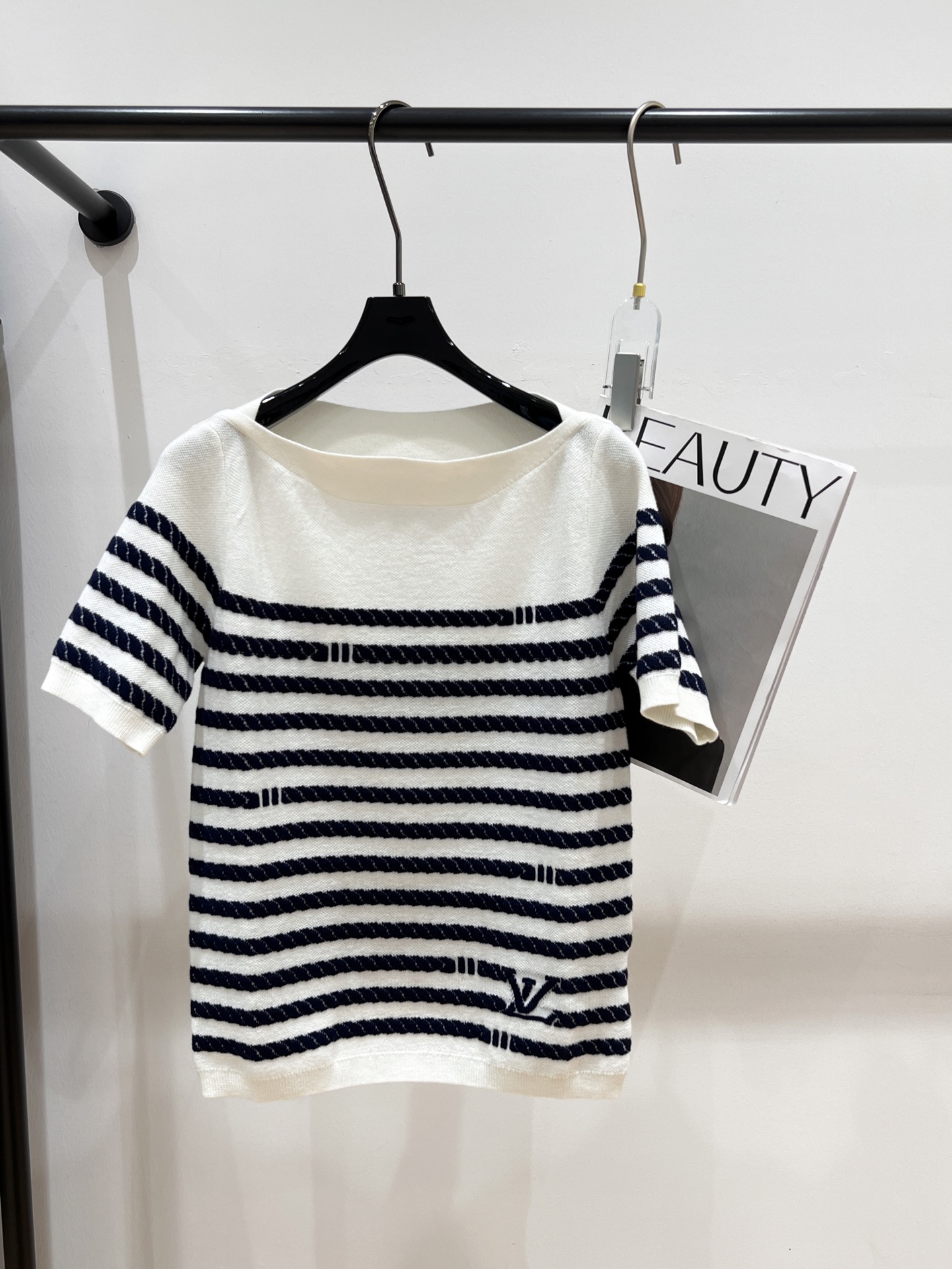 NO:317380,——LV——2025 spring and summer new striped top, fashionable one-shoulder design with three-dimensional striped elements, fashionable feeling full of SM, louis vuitton, alexander wang19860909——LV——2025春夏新款条纹上衣,时尚一字肩设计搭配立体条纹元素,时尚感拉满SM,,louis vuitton,alexander wang,Women's clothing