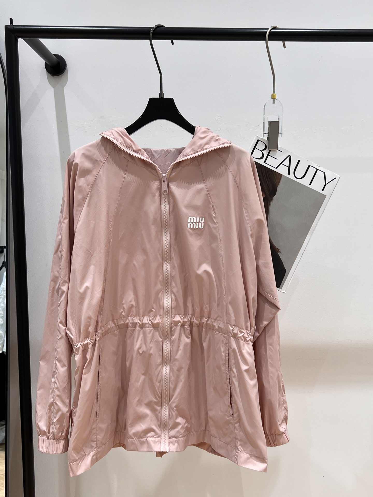 NO:319732,——MIUMI*——The new spring and summer 2025 spring and summer jacket, hooded design and drawstring elements, especially showing the waist, SML, miumiu, hats, alexander wang19860909——MIUMI*——2025春夏新款冲锋衣,连帽设计搭配抽绳元素,特别显腰身,SML,,miumiu,hats,alexander wang,Women's clothing