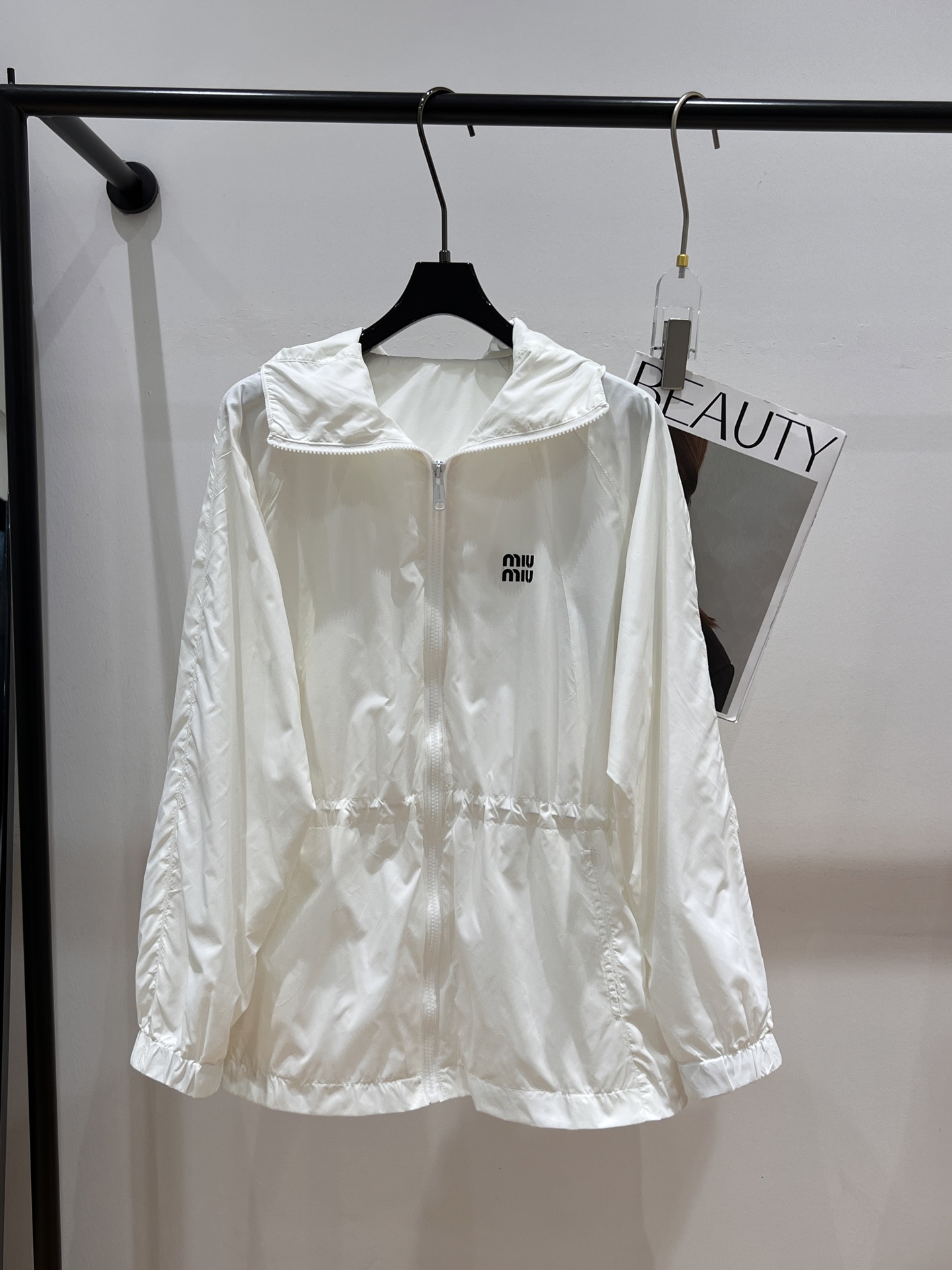 NO:319726,——MIUMI*——The new spring and summer 2025 spring and summer jacket, hooded design and drawstring elements, especially showing the waist, SML, miumiu, hats, alexander wang19860909——MIUMI*——2025春夏新款冲锋衣,连帽设计搭配抽绳元素,特别显腰身,SML,,miumiu,hats,alexander wang,Women's clothing