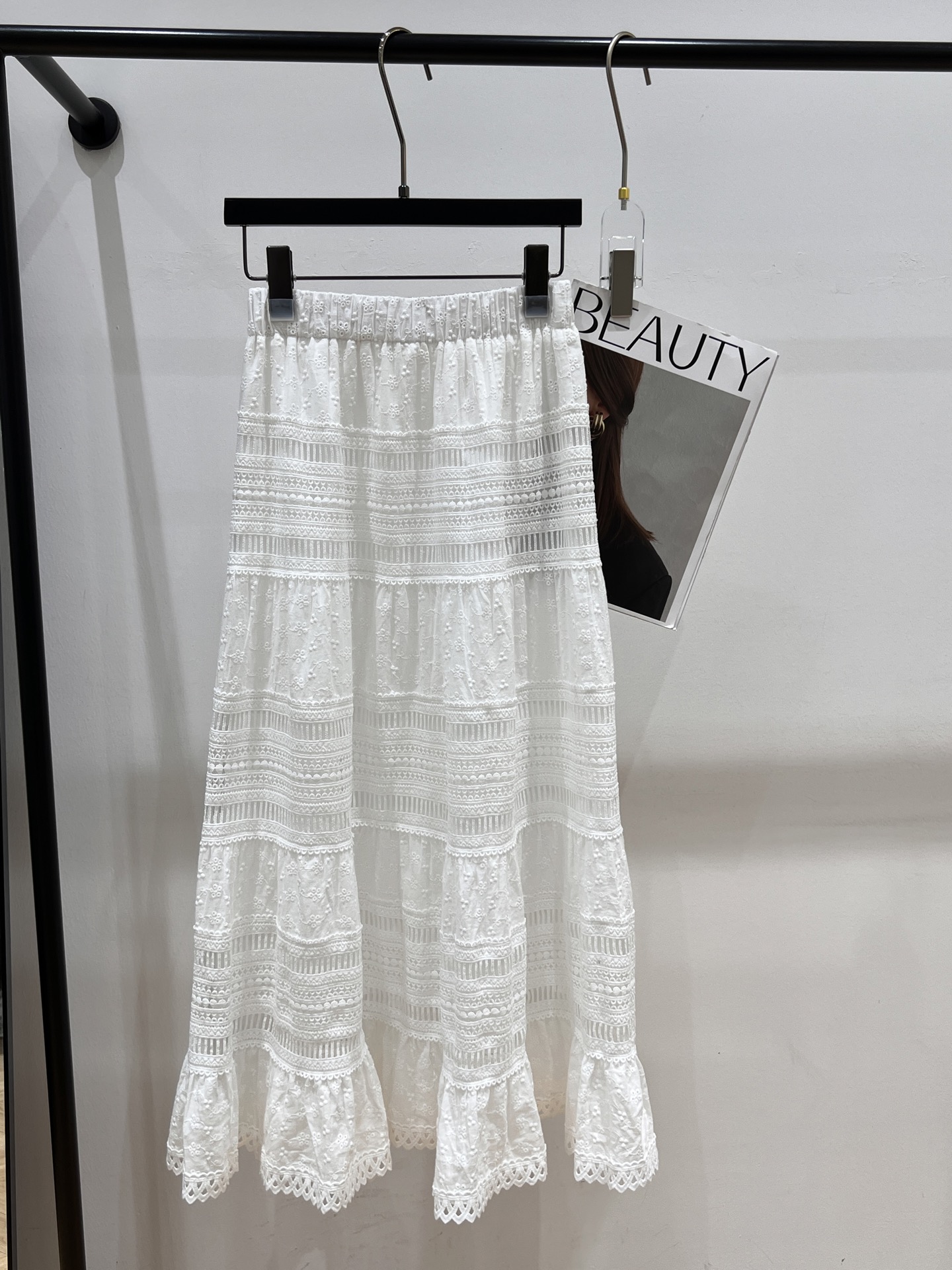 NO:319721,——Chane*——2025 summer new skirt, beautiful white skirt, three-dimensional jacquard flowers with hollow elements, super super fairy ♀, the upper body is gentle and clean, and it has been made of super long lining, don’t worry about it’s transparent. SML, chanel, skirts, alexander wang19860909——Chane*——2025夏季新款半身裙,绝美小白裙,立体提花花朵搭配镂空元素,超级超级仙女♀,上身温柔又干净,做了超长里衬,不用担心透哦SML,,chanel,skirts,alexander wang,Women's clothing